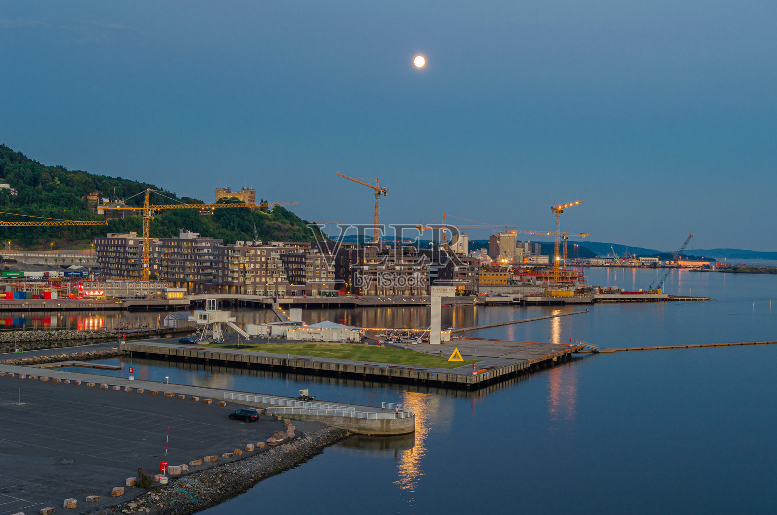 挪威奥斯陆港口黄昏时的景色照片摄影图片