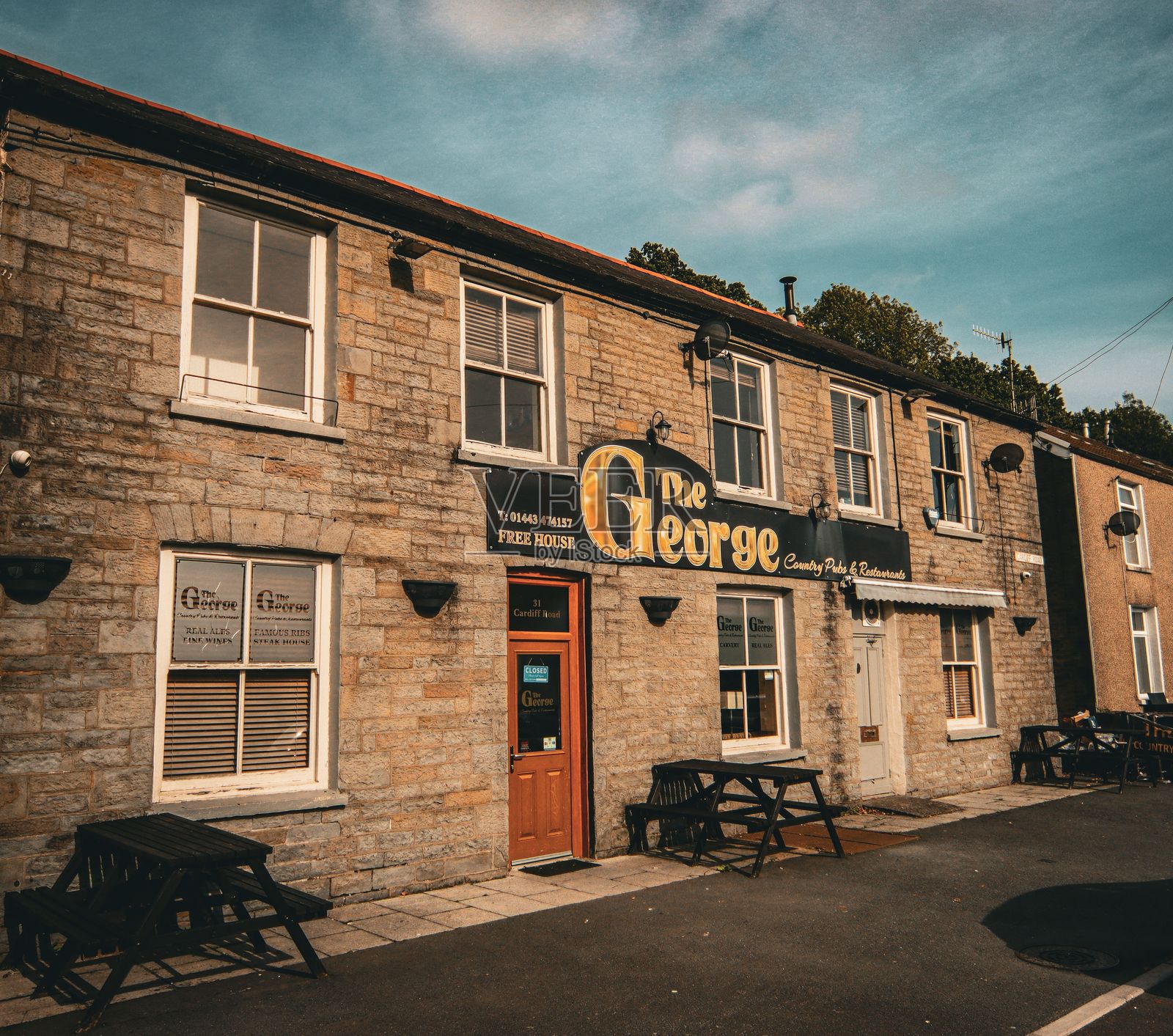 南威尔士山灰的乔治酒吧外观在蓝色多云的天空下照片摄影图片