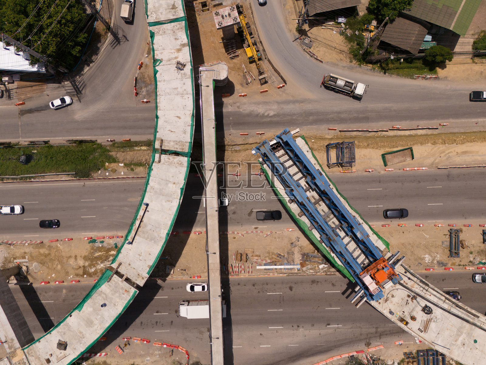 从上方俯瞰，现代热带亚洲交通交汇处的生机勃勃，车流交错，形成了城市运动的动感马赛克。照片摄影图片