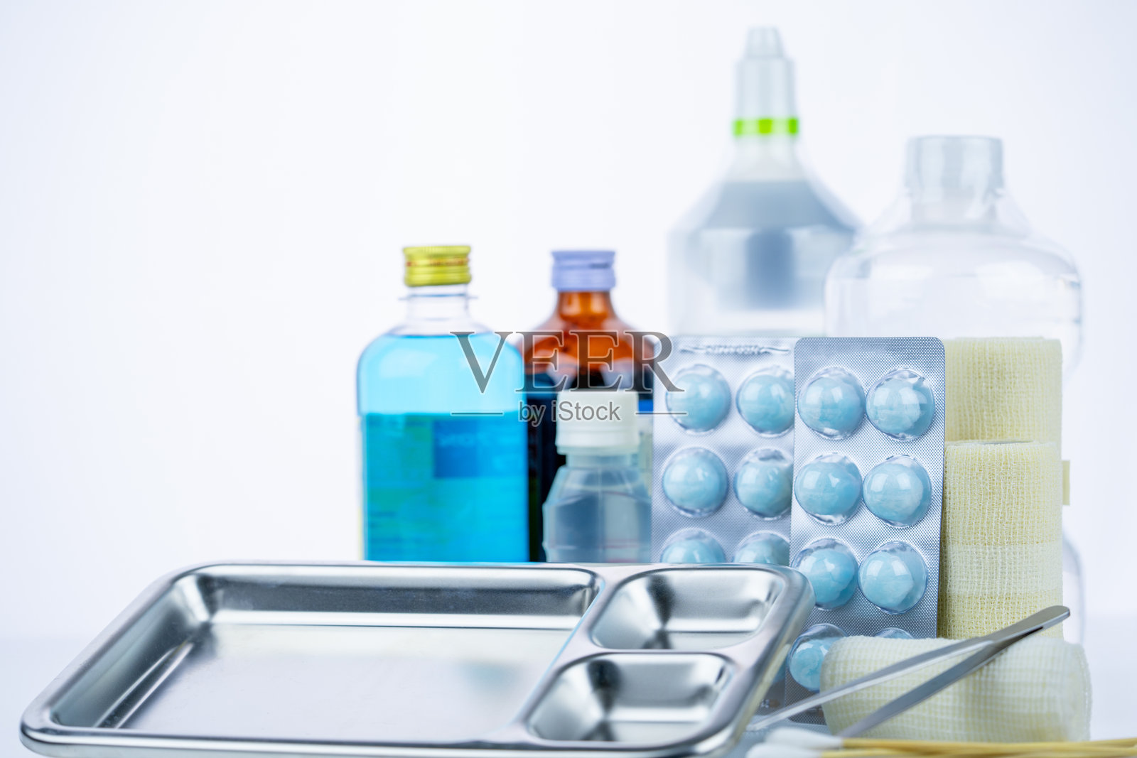 治疗感染的医疗设备。伤口护理敷料套件。护士用医疗用品。弹性绷带、镊子、棉签、酒精。无菌敷料材料。医疗设备。照片摄影图片