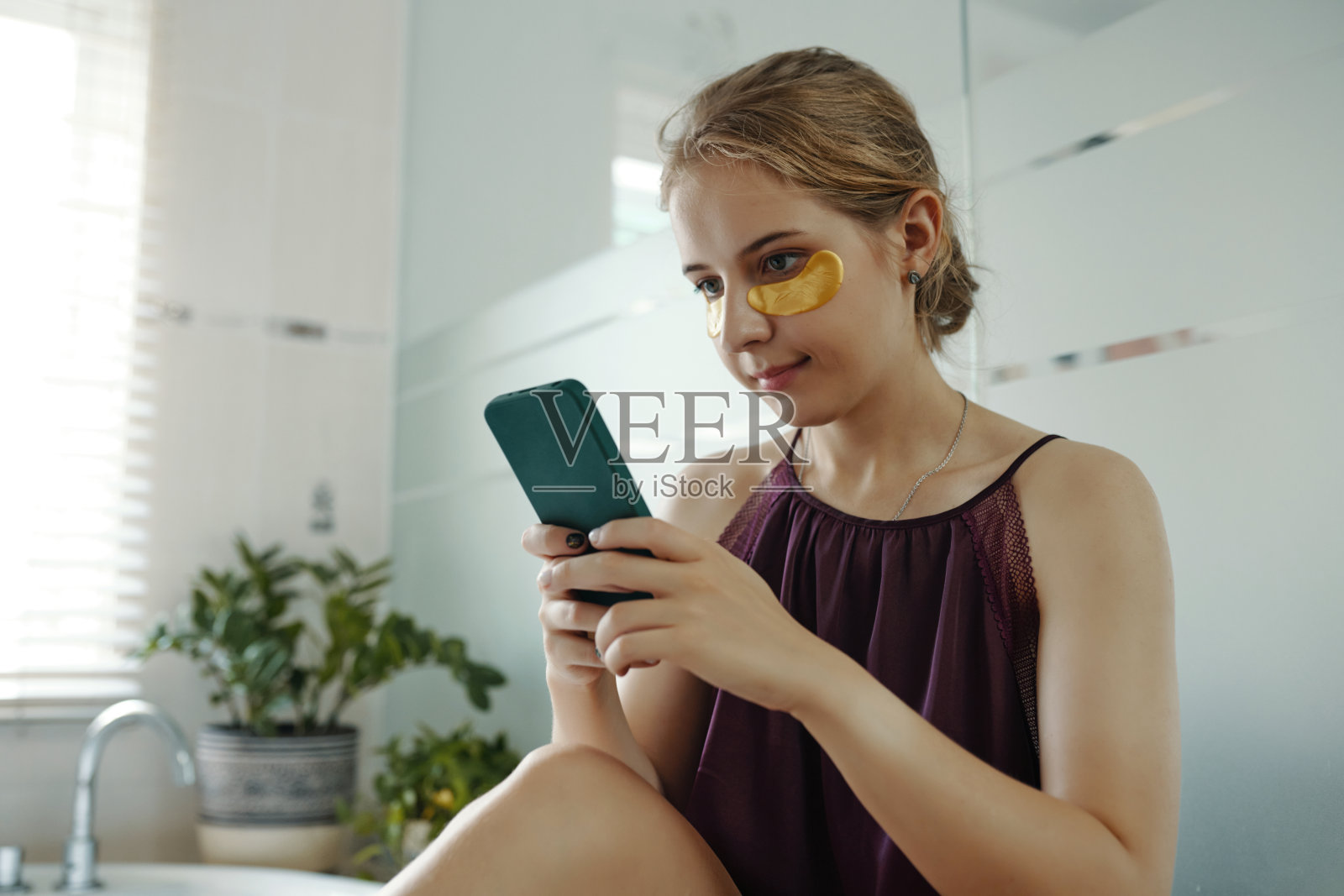 放松的护肤程序与移动设备照片摄影图片