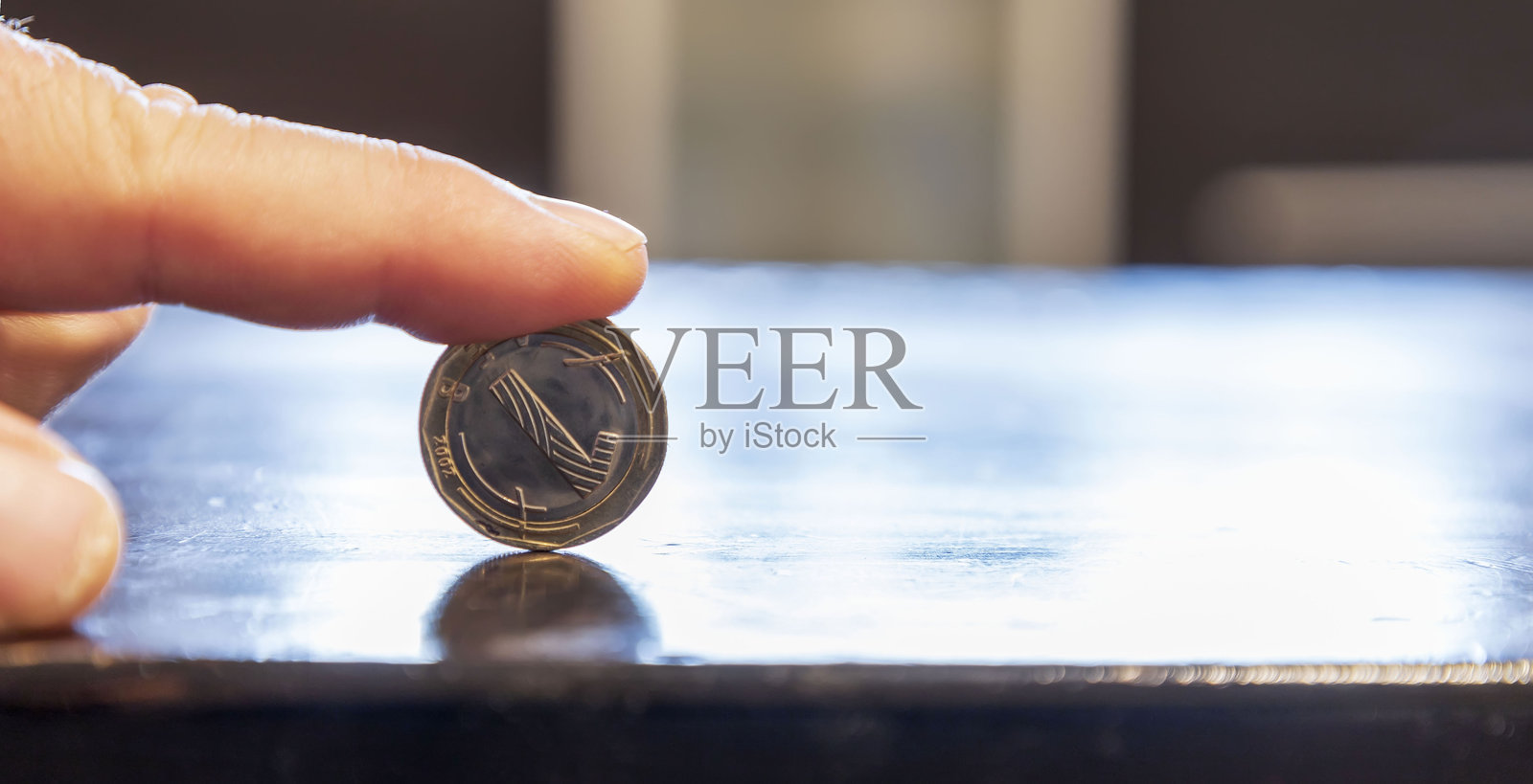 在木桌上握着硬币照片摄影图片