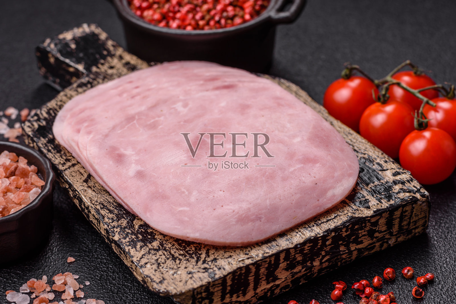 切成片的咸火腿、香肠，加入盐、香料和草药。照片摄影图片