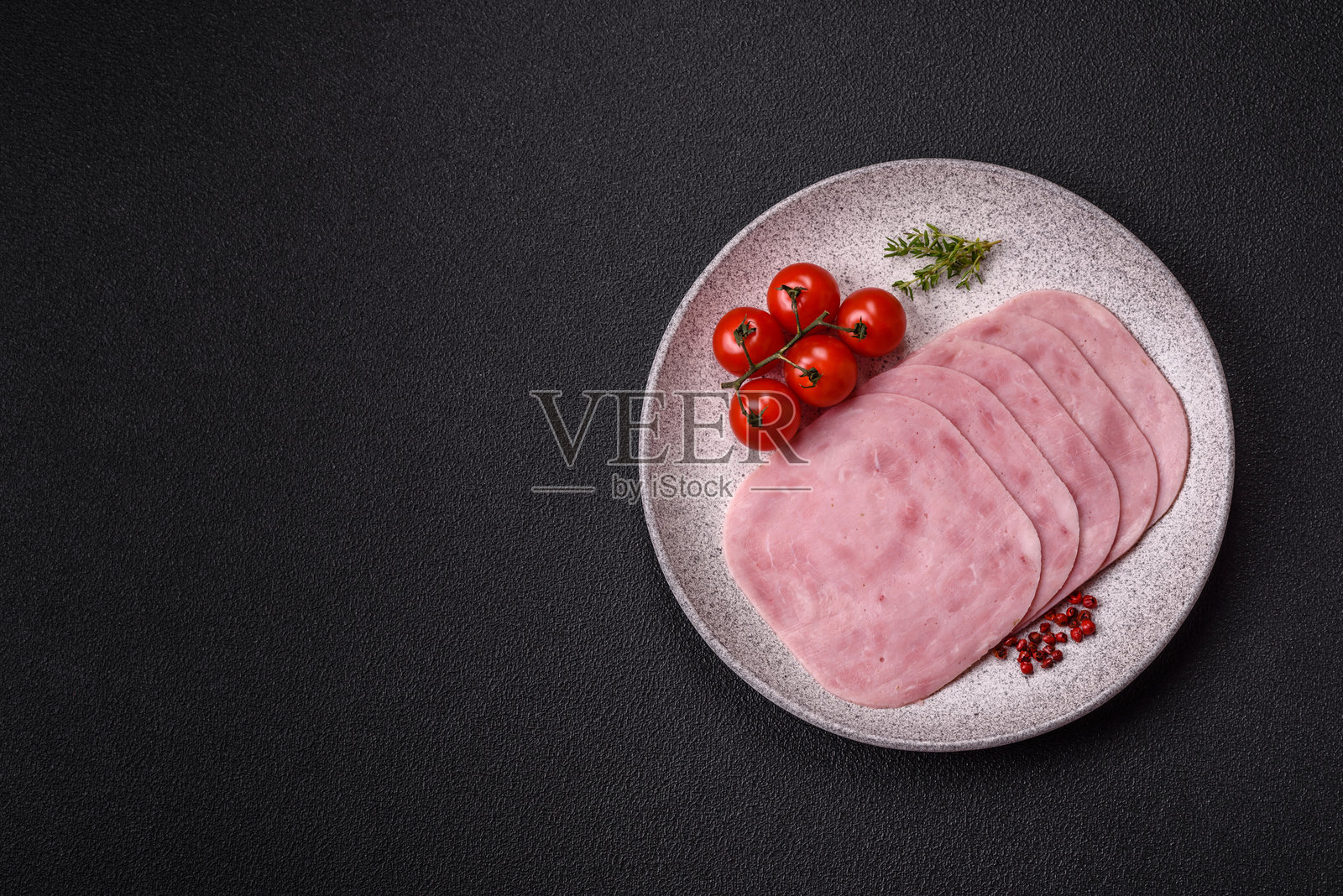 切成片的咸火腿、香肠，加入盐、香料和草药。照片摄影图片