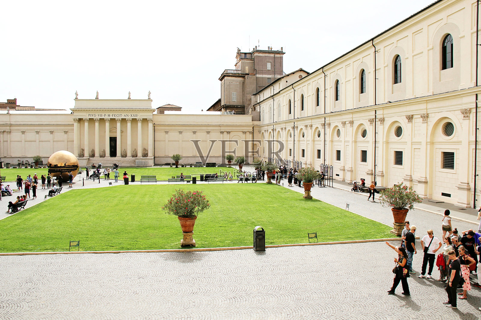 梵蒂冈博物馆外观。松树庭院。博物馆外部与花园，罗马，意大利照片摄影图片