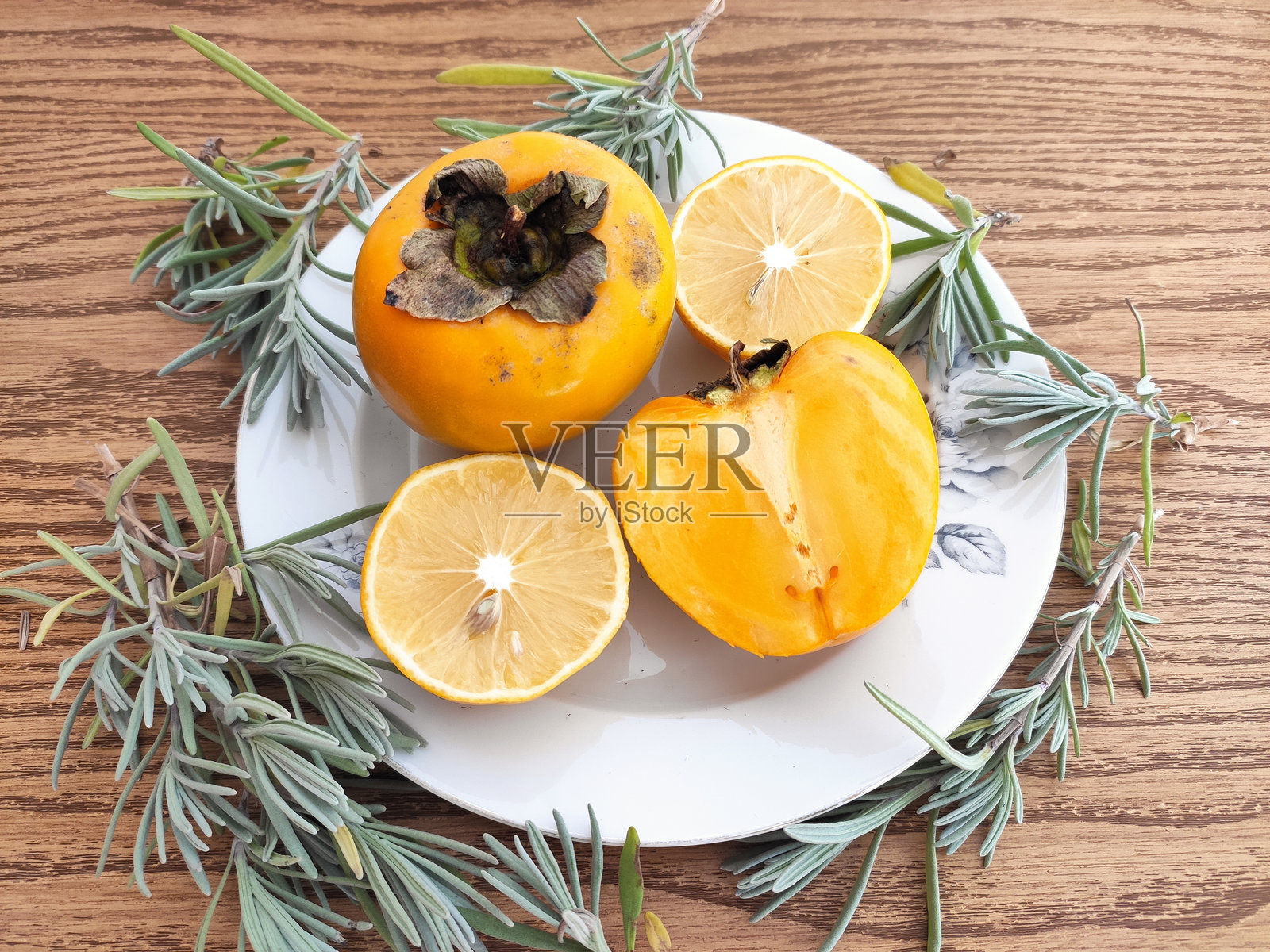 新鲜水果在盘子上。天然食品照片摄影图片