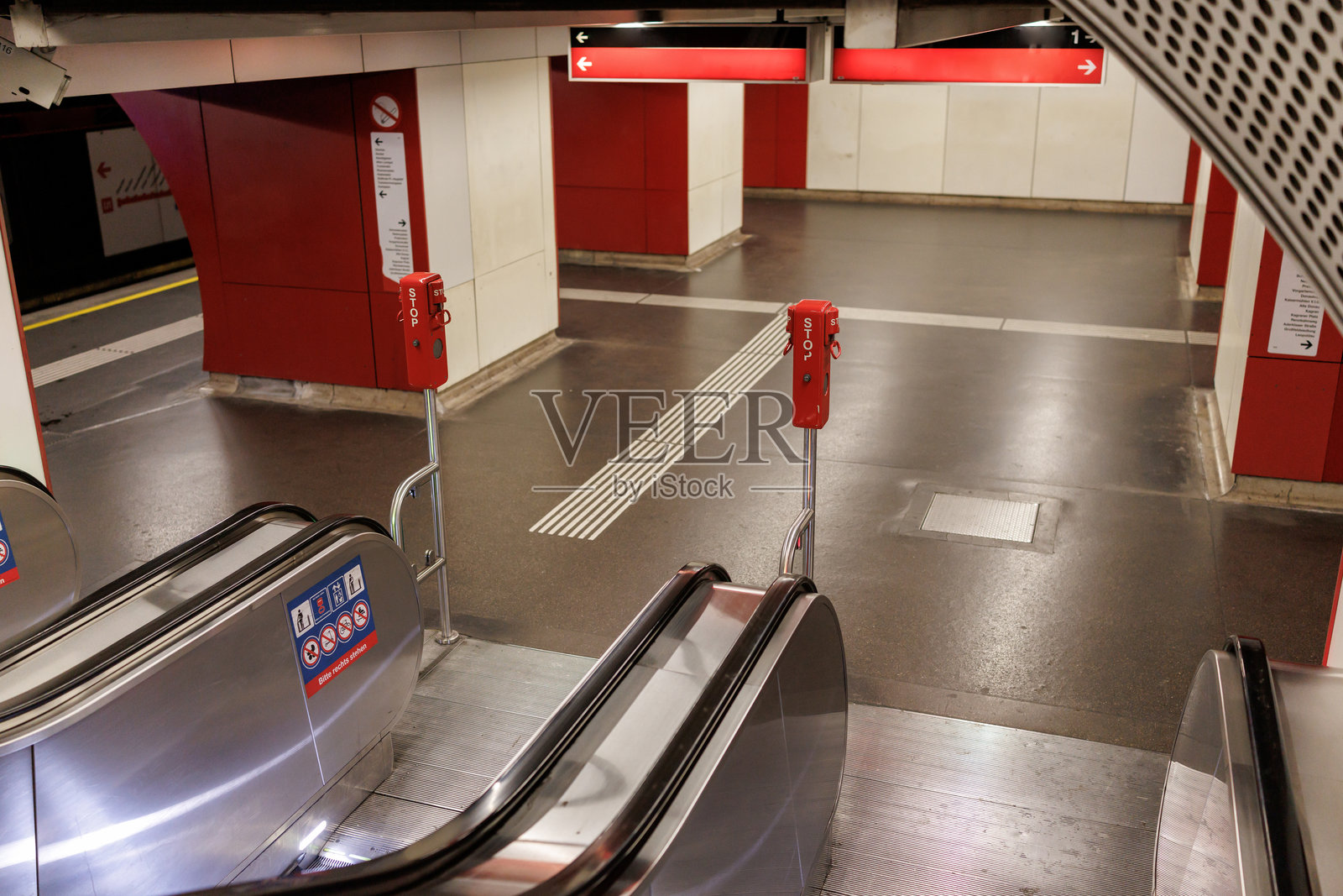 地铁站的自动扶梯照片摄影图片