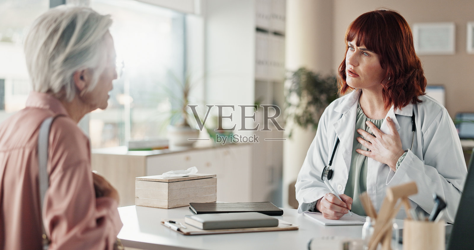 咨询，年长女性与医生在办公室进行评估、同情和医疗讨论，诊所，老年患者与医疗专业人员进行关怀、健康和保健建议照片摄影图片