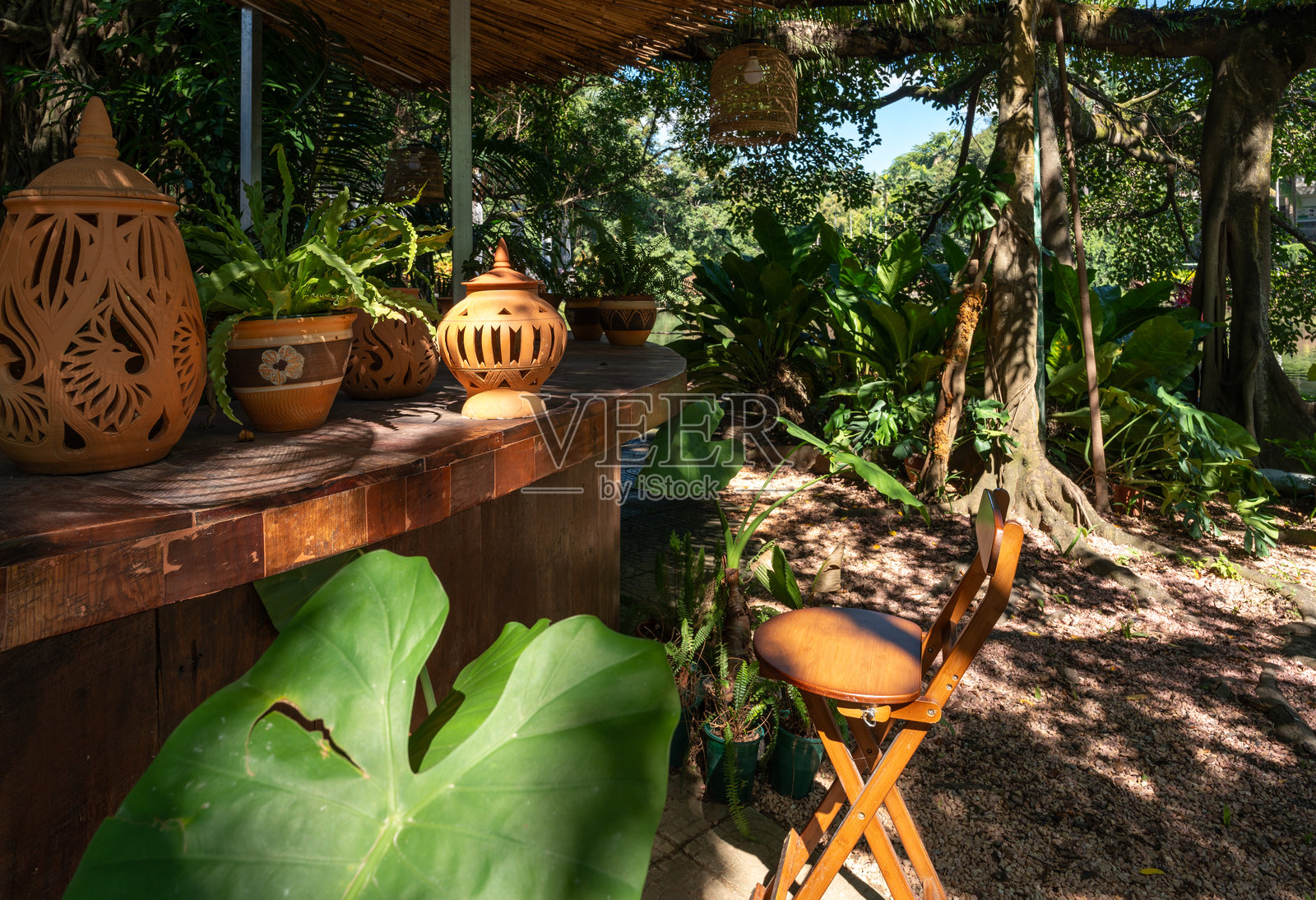 手工竹亭和热带花园中的自然装饰照片摄影图片