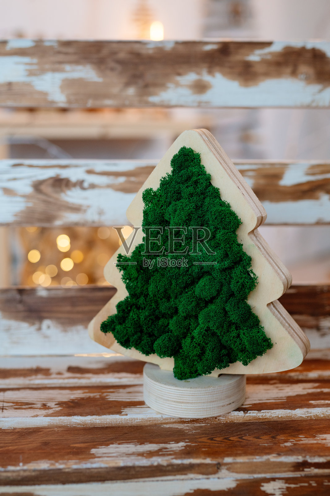 一棵用木头手工制作的圣诞树，上面覆盖着绿色苔藓照片摄影图片