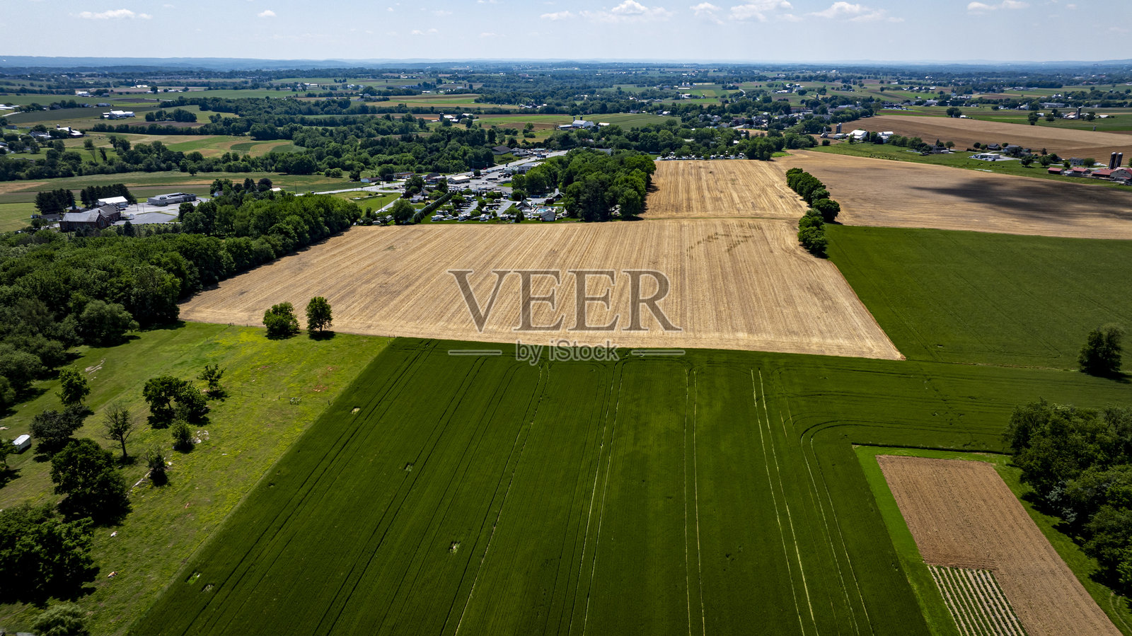 晴朗的阳光下，乡村地区多样化农田景观的鸟瞰图照片摄影图片