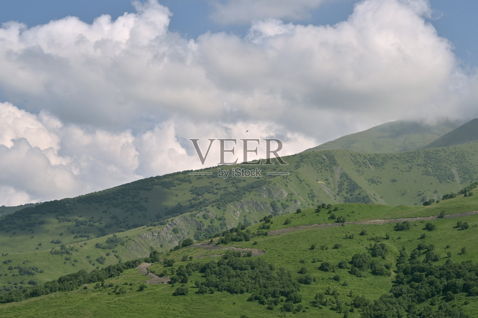 美丽的山景，森林和岩石。北奥塞梯照片摄影图片