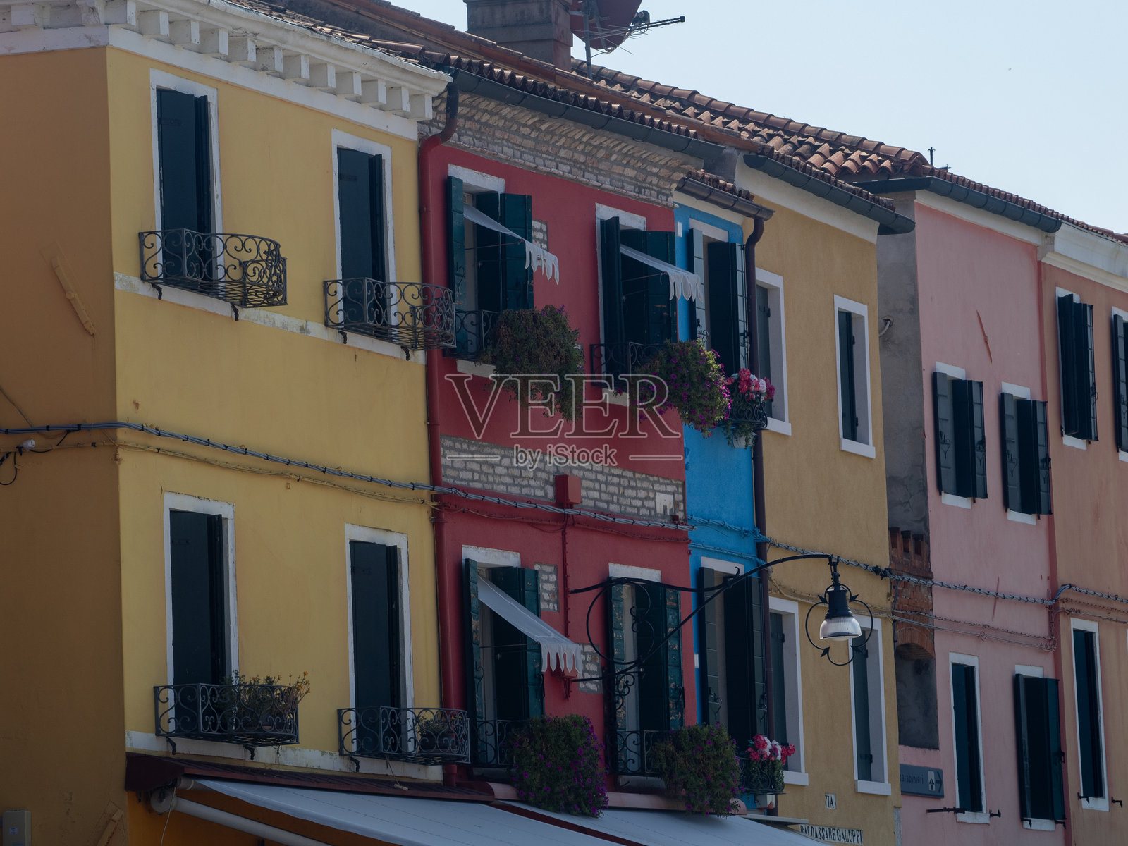 意大利威尼斯布拉诺岛巴尔达萨雷·加卢皮街上的五彩斑斓的房屋照片摄影图片