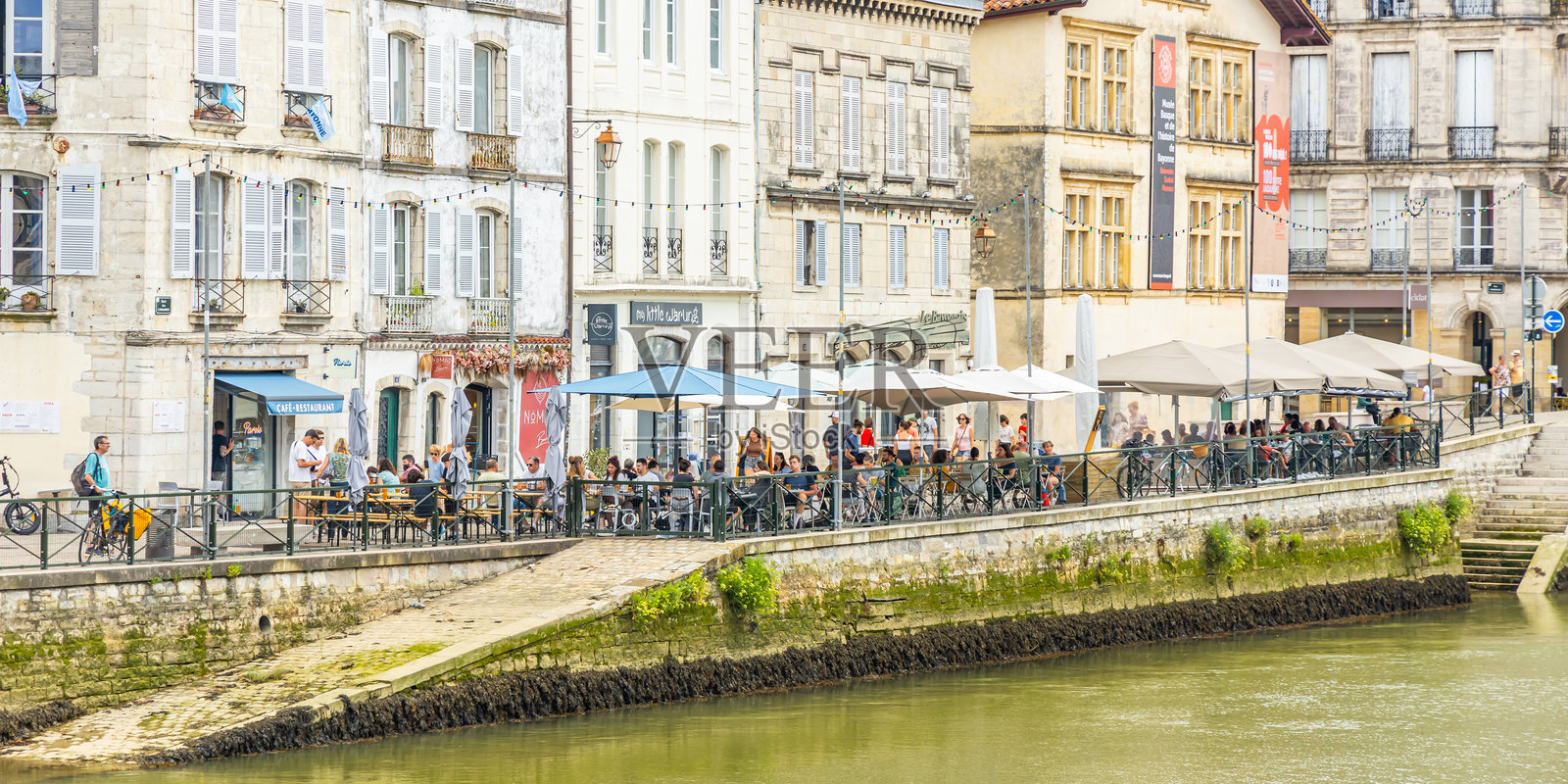 游客在巴约讷的海盗码头餐厅的露台上用餐照片摄影图片