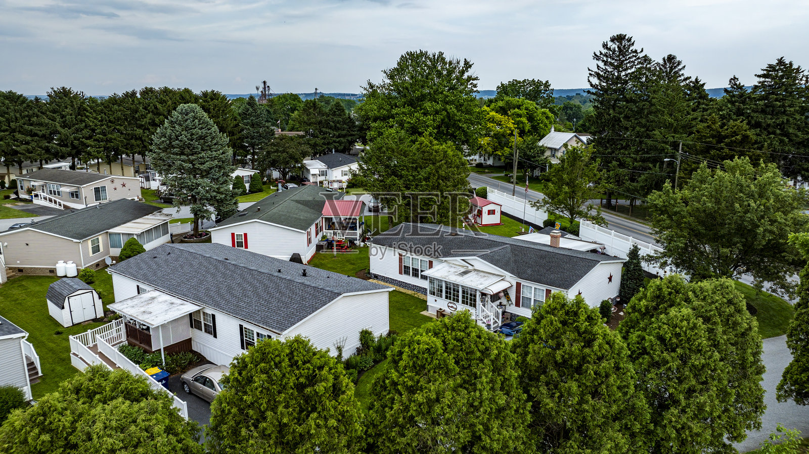 住宅移动房屋、制造房屋、预制房屋公园，内有许多房屋和树木照片摄影图片