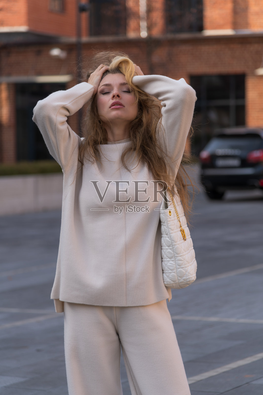 城市街道上美丽的女性停车照片摄影图片