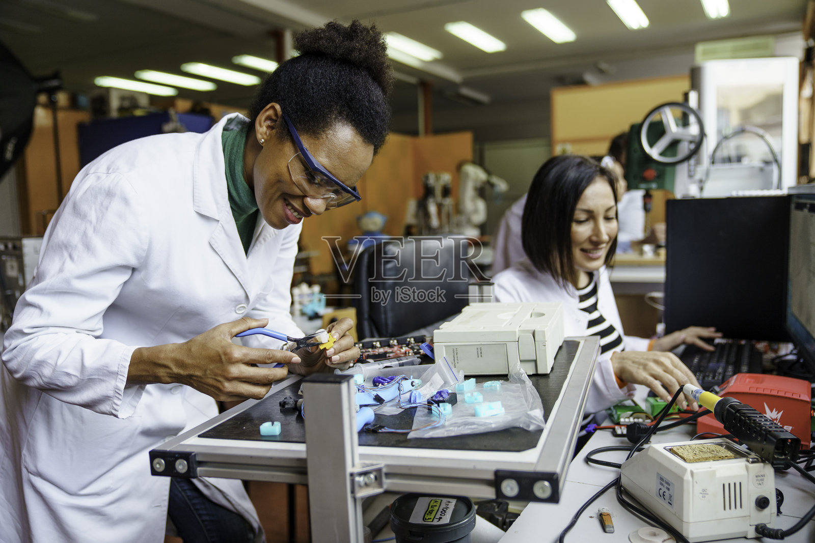 创新科学家参与机器人组装照片摄影图片