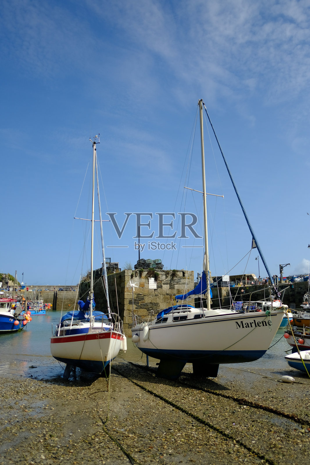 港口的景色，低潮时停泊着渔船和帆船照片摄影图片