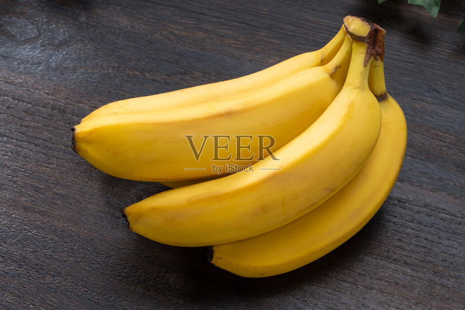 新鲜的香蕉放在木桌上照片摄影图片