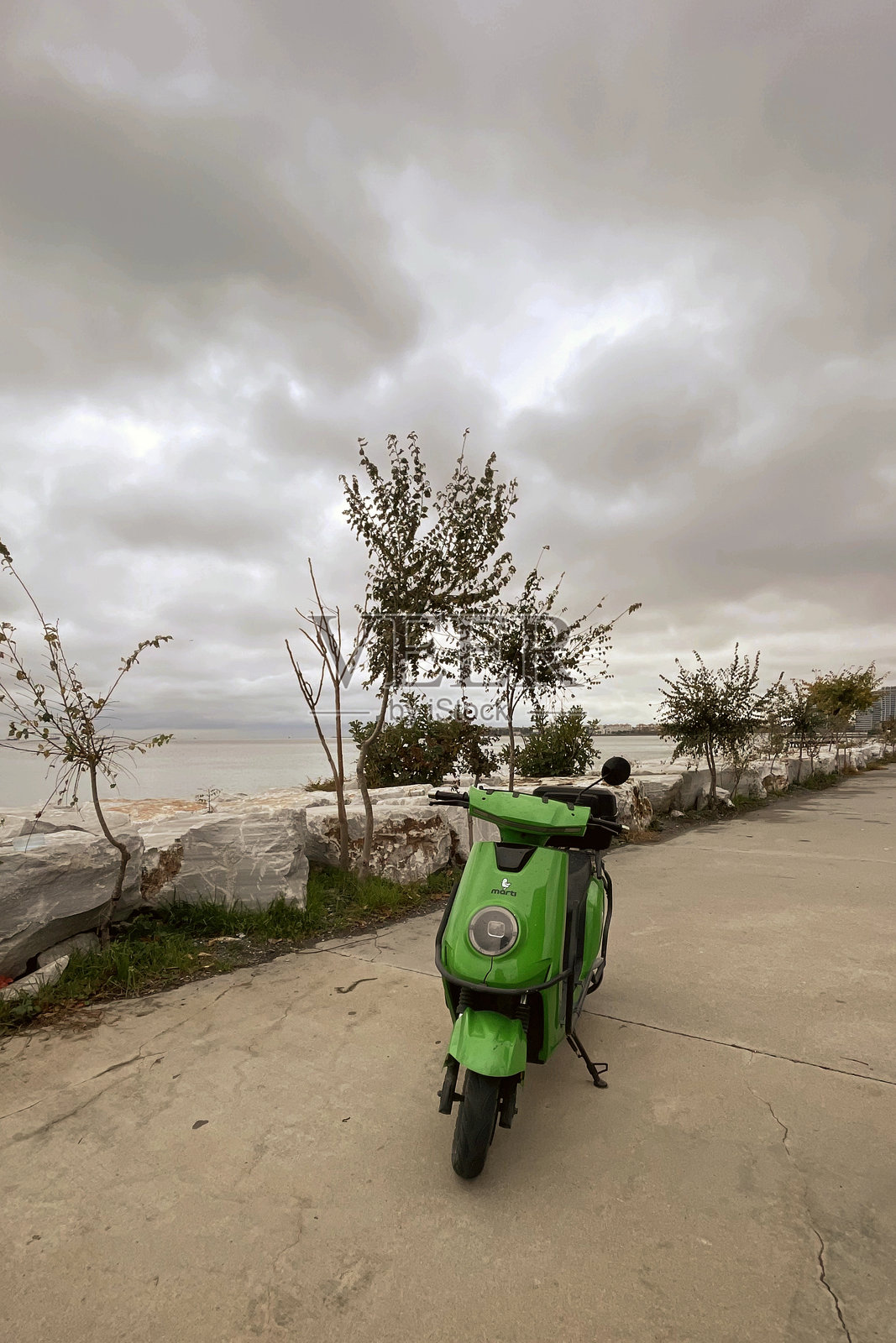 新一代交通工具。水滨的Marti电动滑板车。照片摄影图片