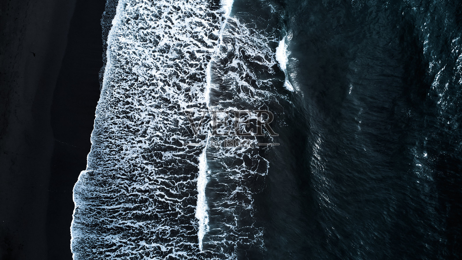 引人注目的海浪从空中俯瞰猛烈冲击美丽的黑沙滩照片摄影图片