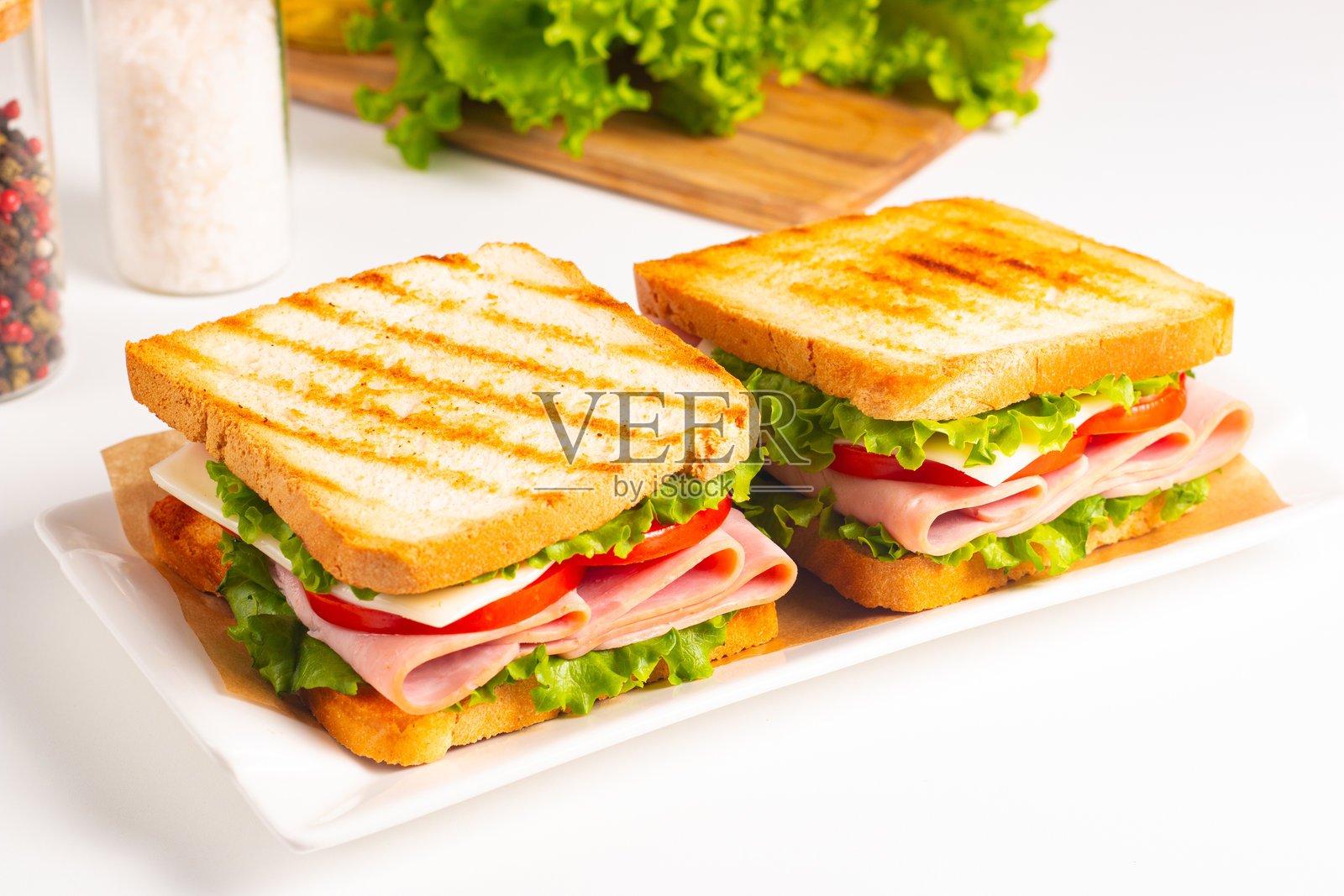 火腿、奶酪、西红柿和生菜的俱乐部三明治照片摄影图片