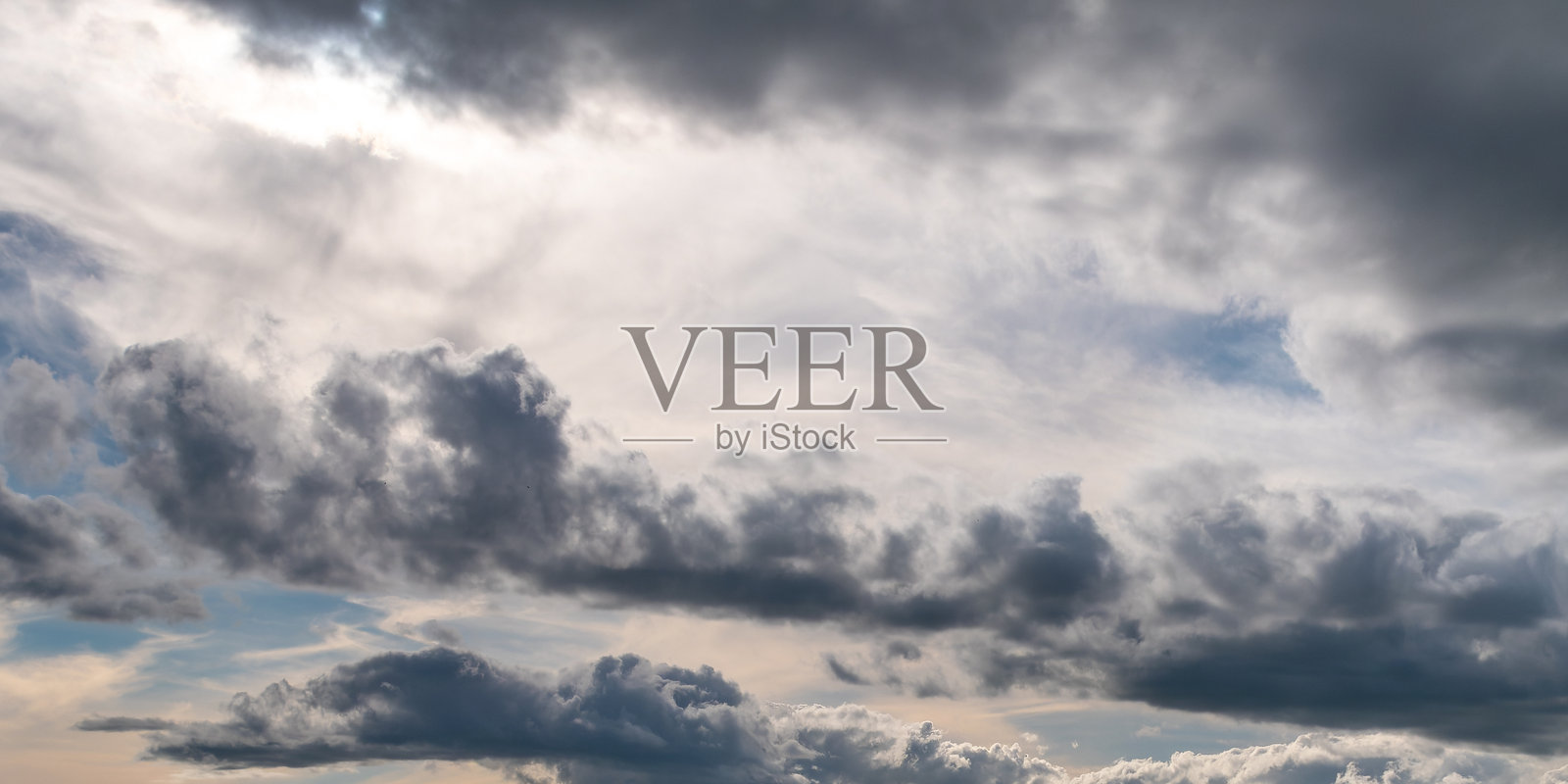 灰色的云，天空。戏剧性的天空，风景。天空像一个背景。留白空间。白云和蓝天。照片摄影图片