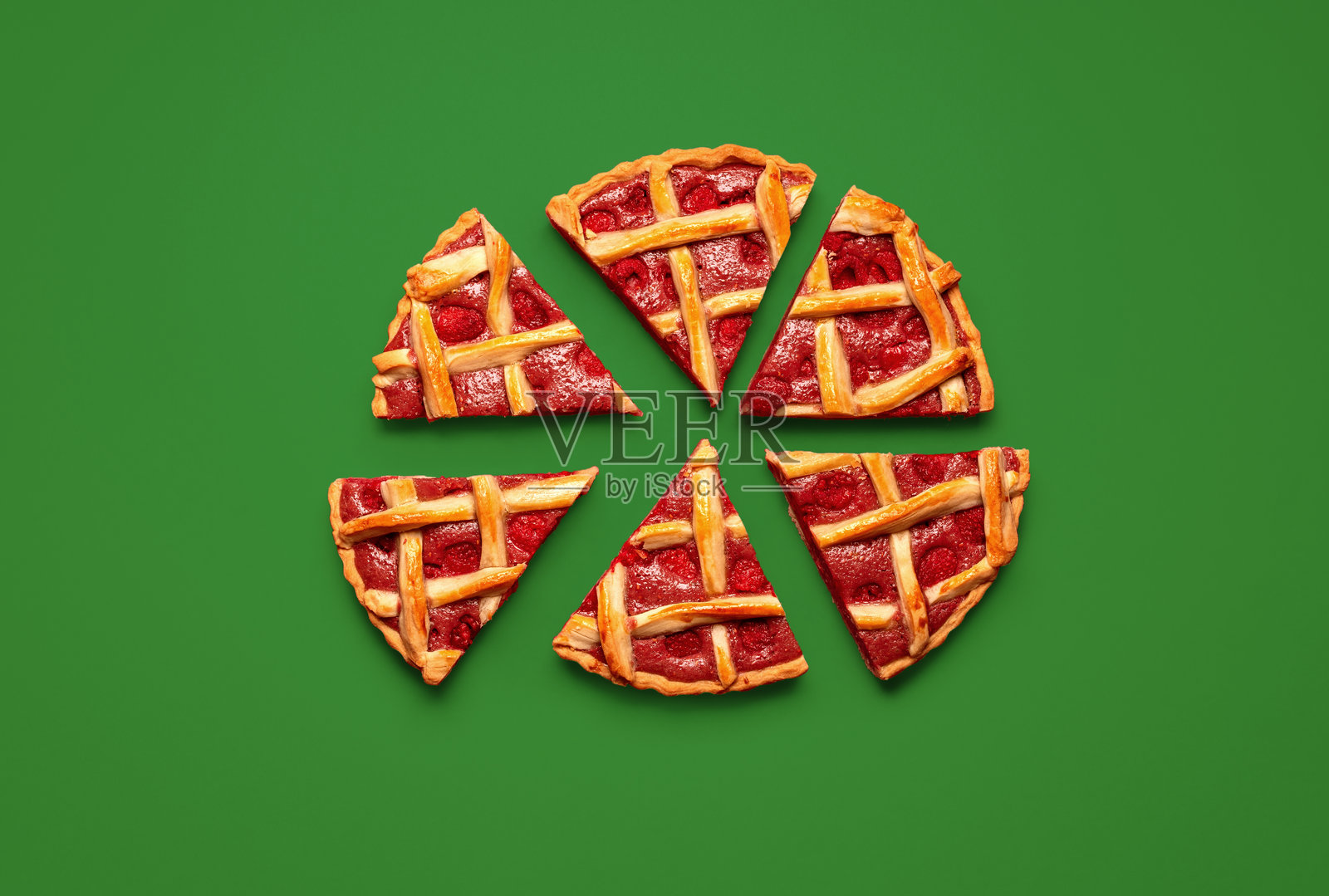 切片的覆盆子派，简约风格，放在绿色桌子上，俯视图照片摄影图片