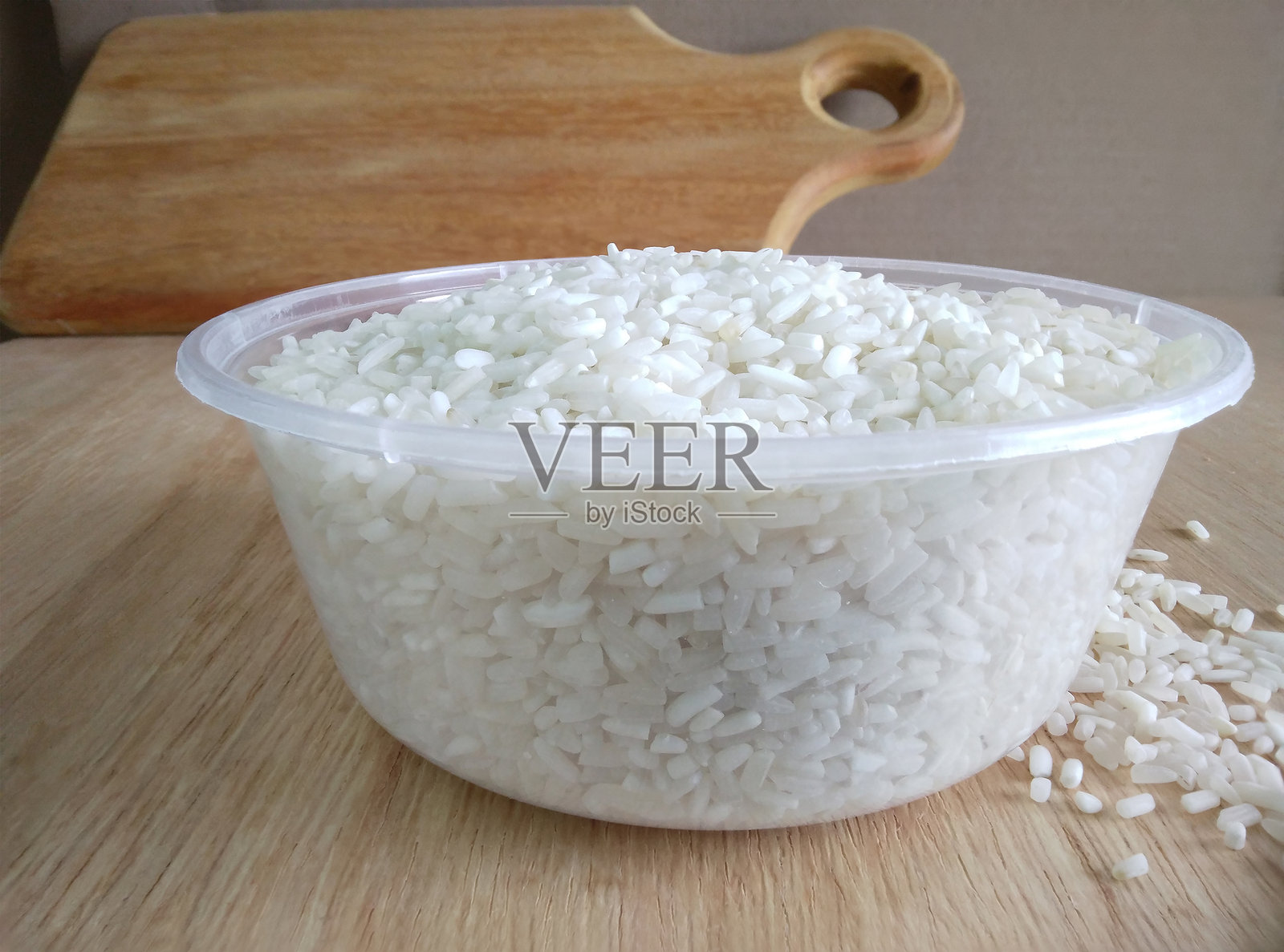 碗中的生米粒照片摄影图片