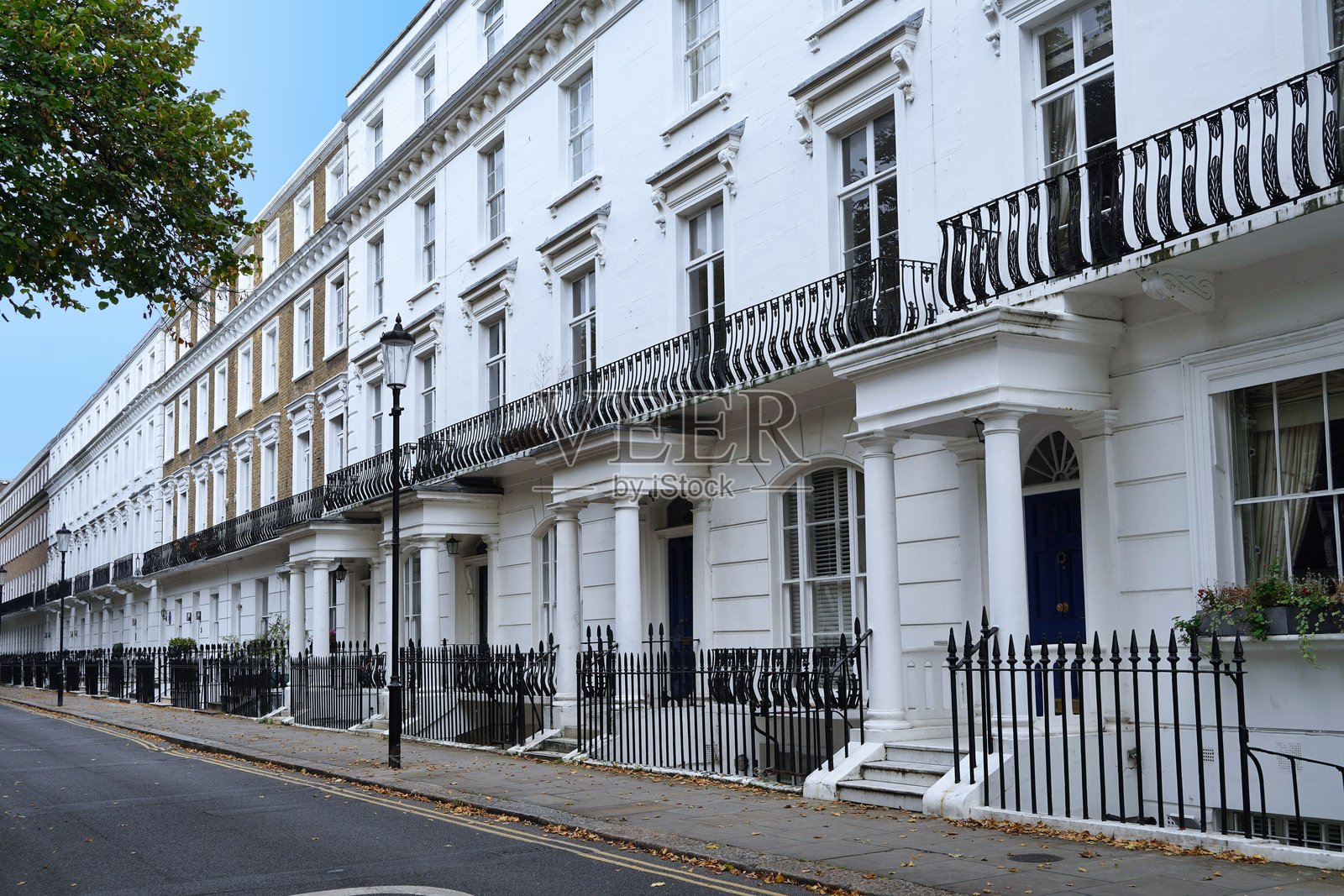 典型的伦敦市中心住宅区的白色灰泥联排别墅照片摄影图片