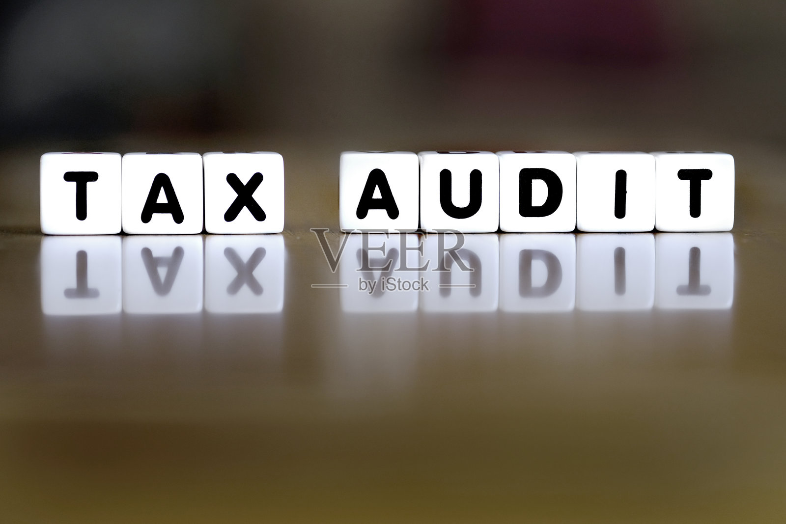 税务审计用块字母拼写，代表国税局审计的压力税务照片摄影图片