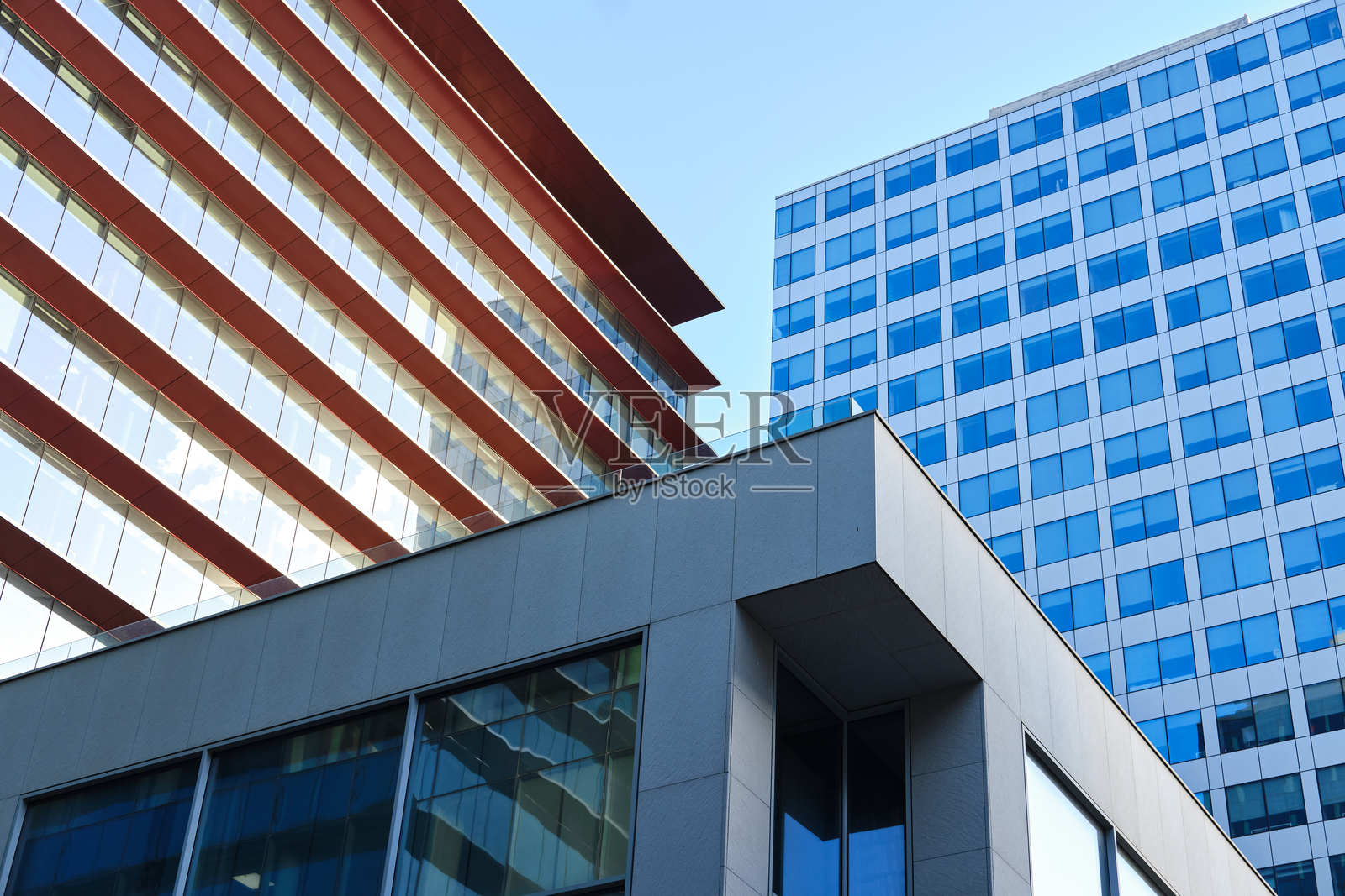 从下方俯视现代办公大楼和蓝天。巴塞罗那市。没有人。建筑与商业概念。照片摄影图片