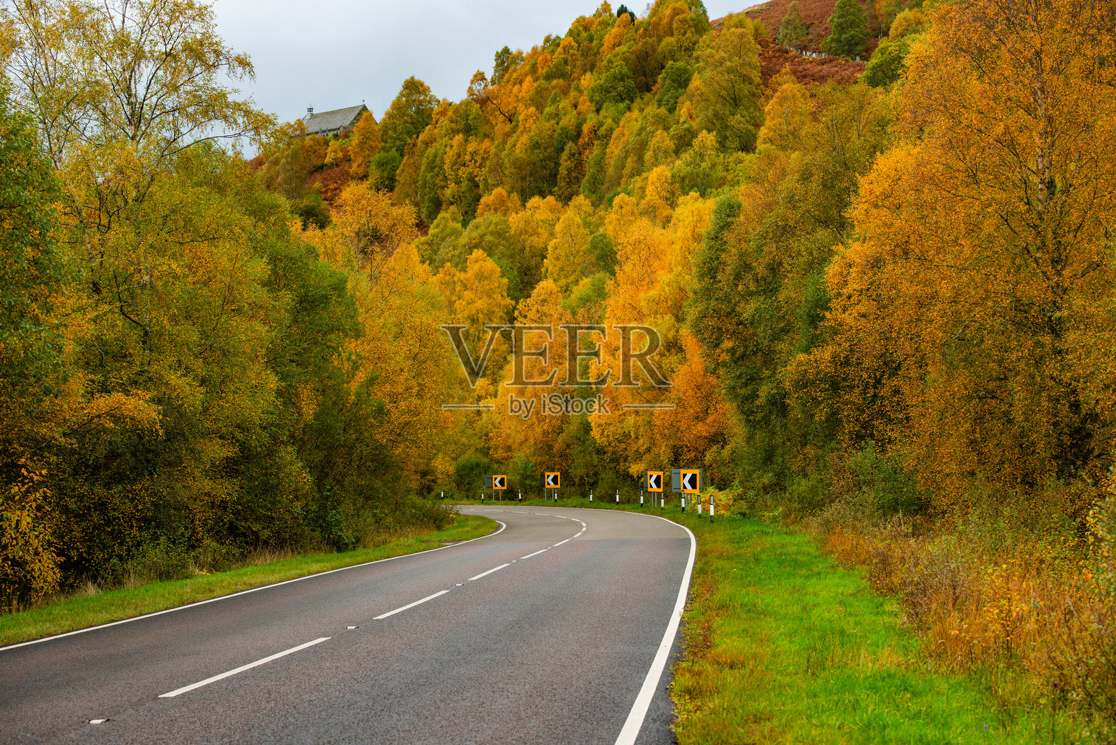 苏格兰高地的秋季风景中蜿蜒的曲折道路照片摄影图片
