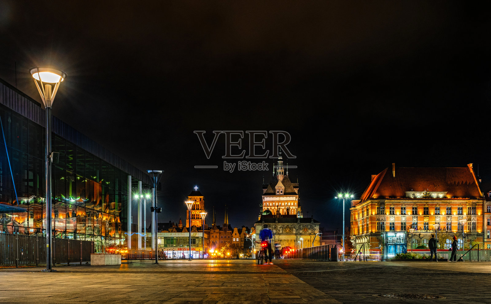 波兰格但斯克老城区美丽的灯光城市景观照片摄影图片