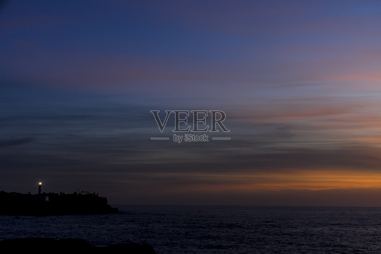 日出前的灯塔闪光照片摄影图片