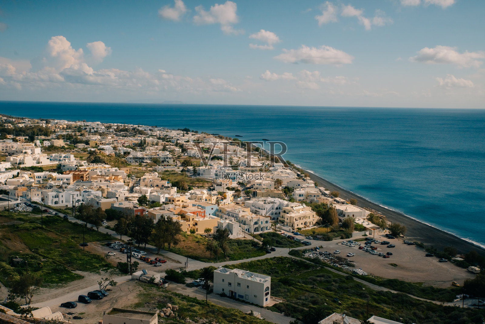 从古代提拉路俯瞰圣托里尼的卡马里市景照片摄影图片