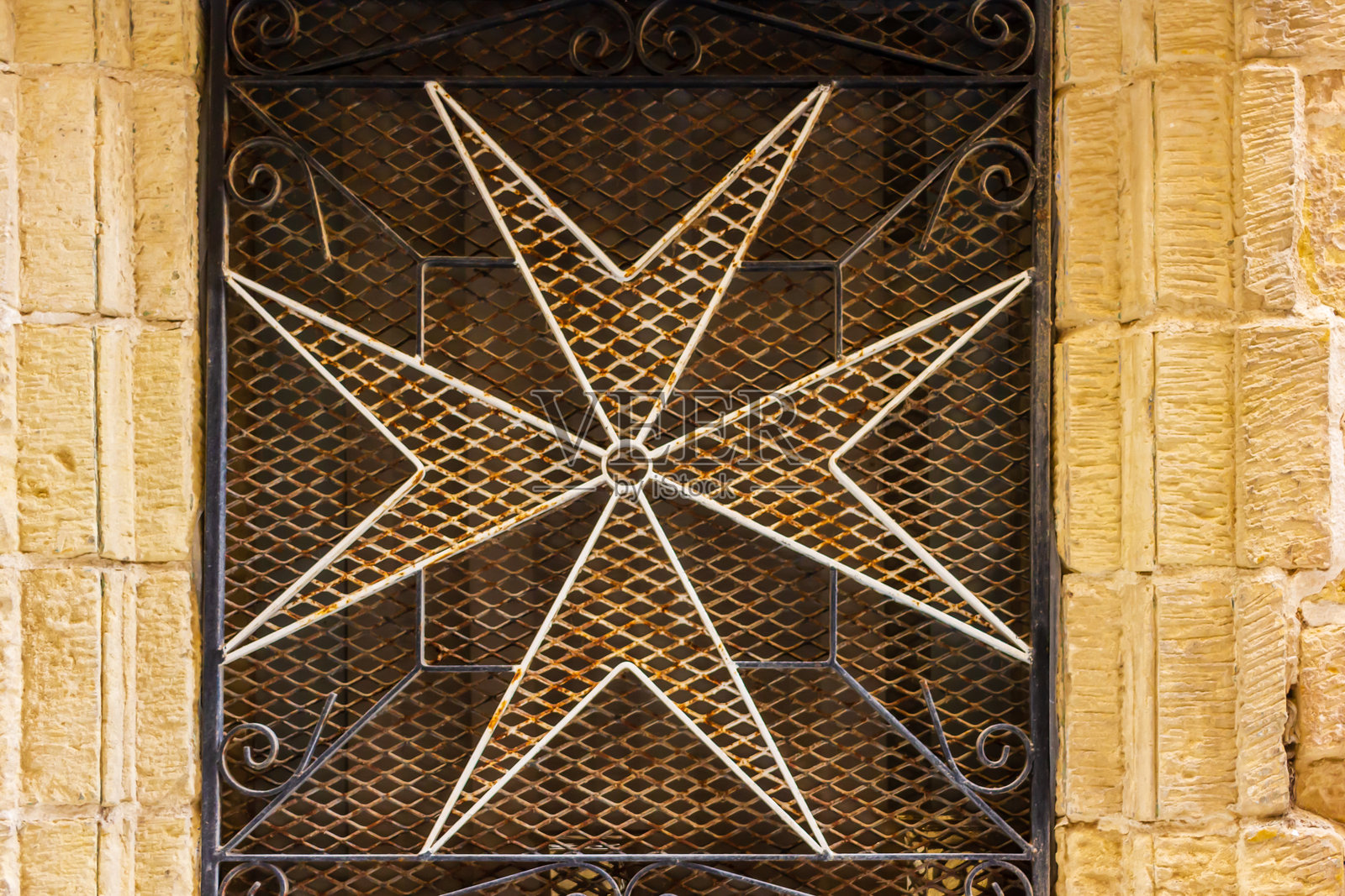 历史石墙上的复杂铁星设计照片摄影图片