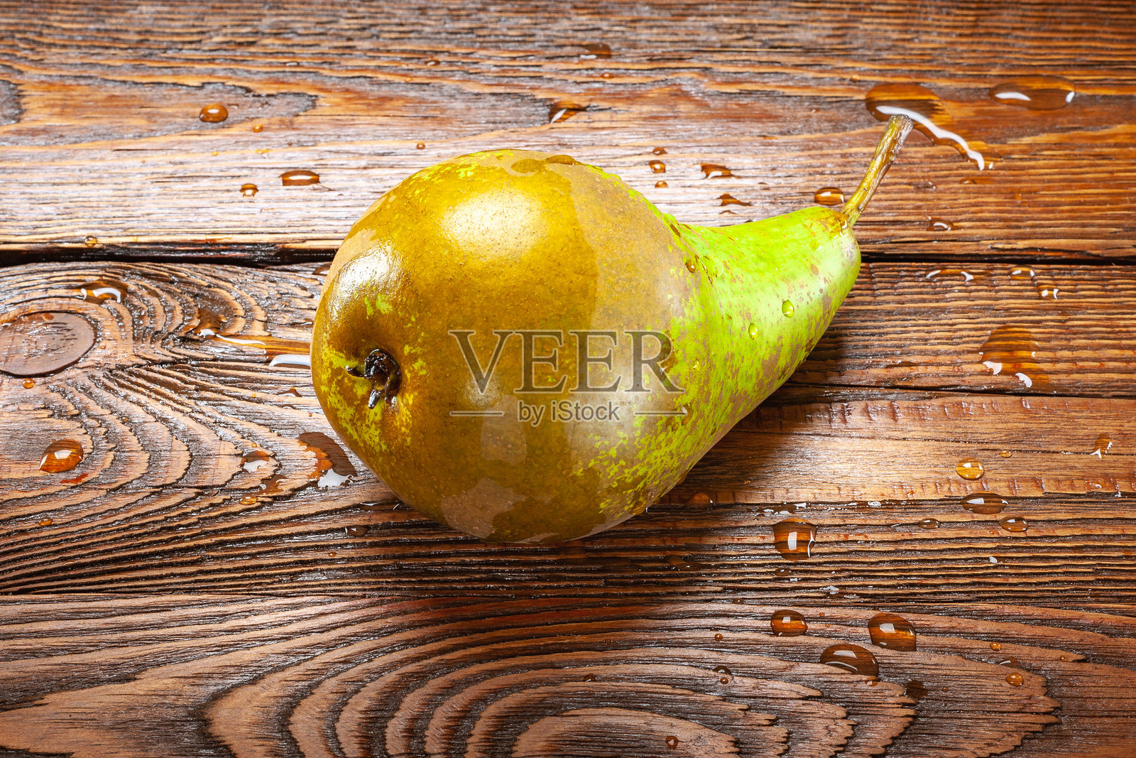 湿润的梨子特写，背景为深色木材。照片摄影图片