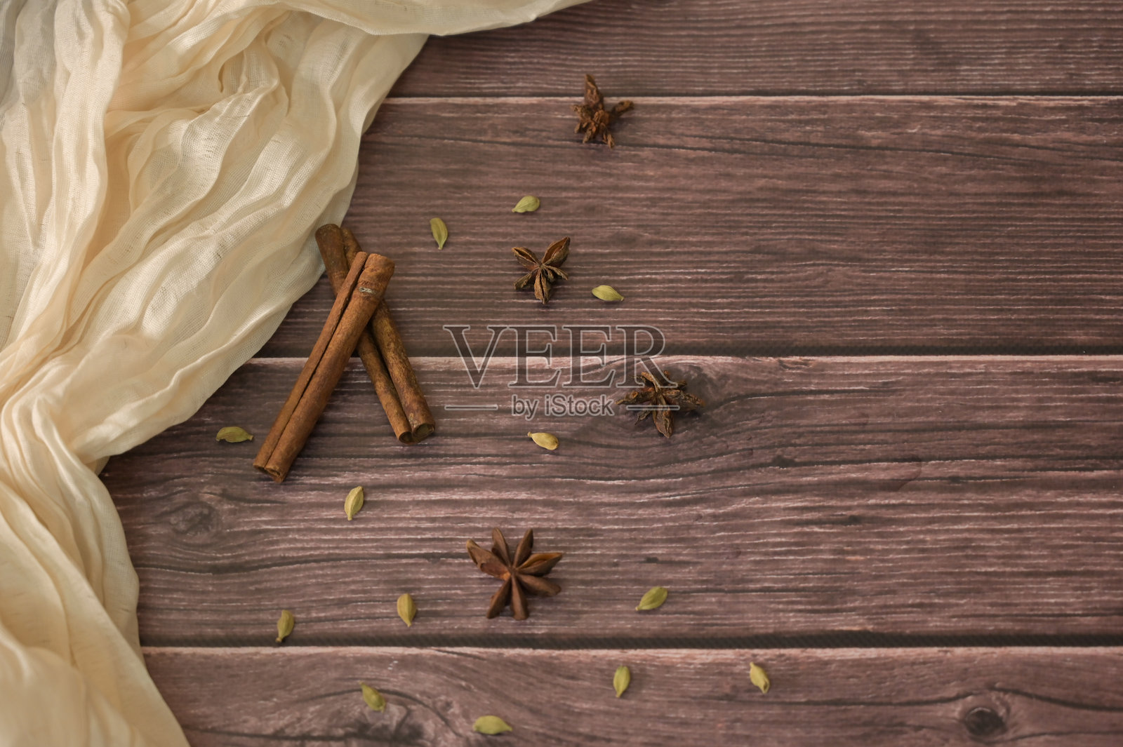 特写的辛辣香料和肉桂，背景是木桌和布料。照片摄影图片