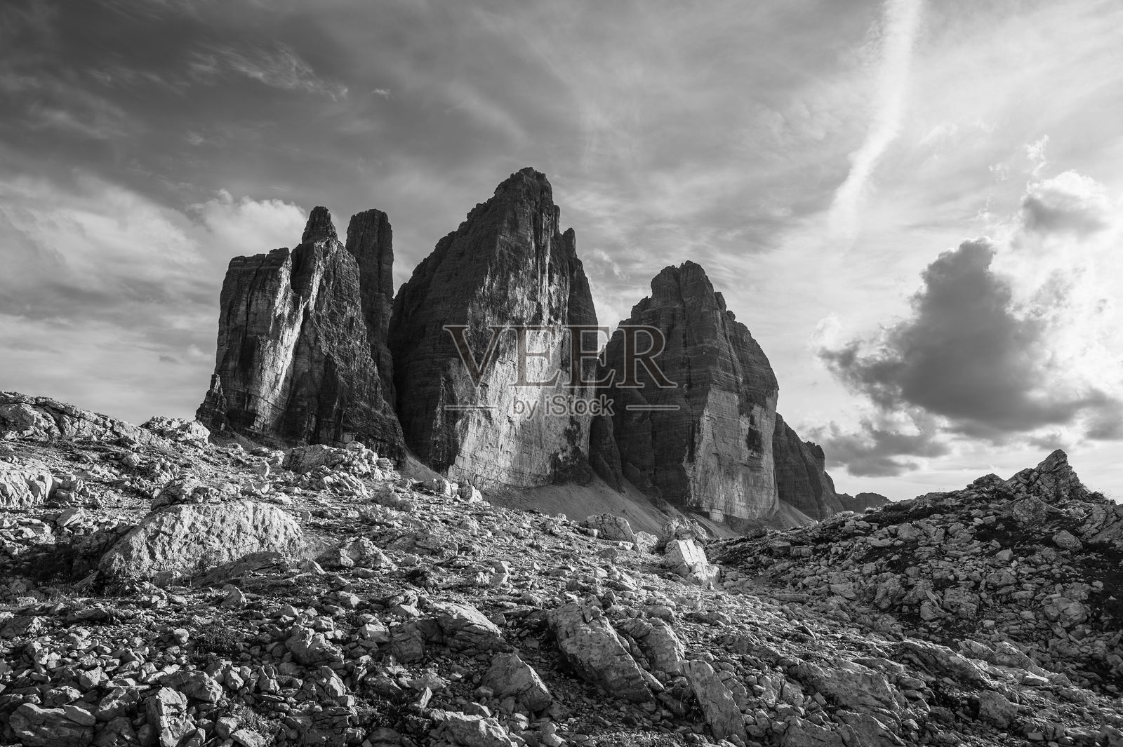 意大利多洛米蒂山脉的拉瓦雷多三峰在多云天空下的灰度照片照片摄影图片