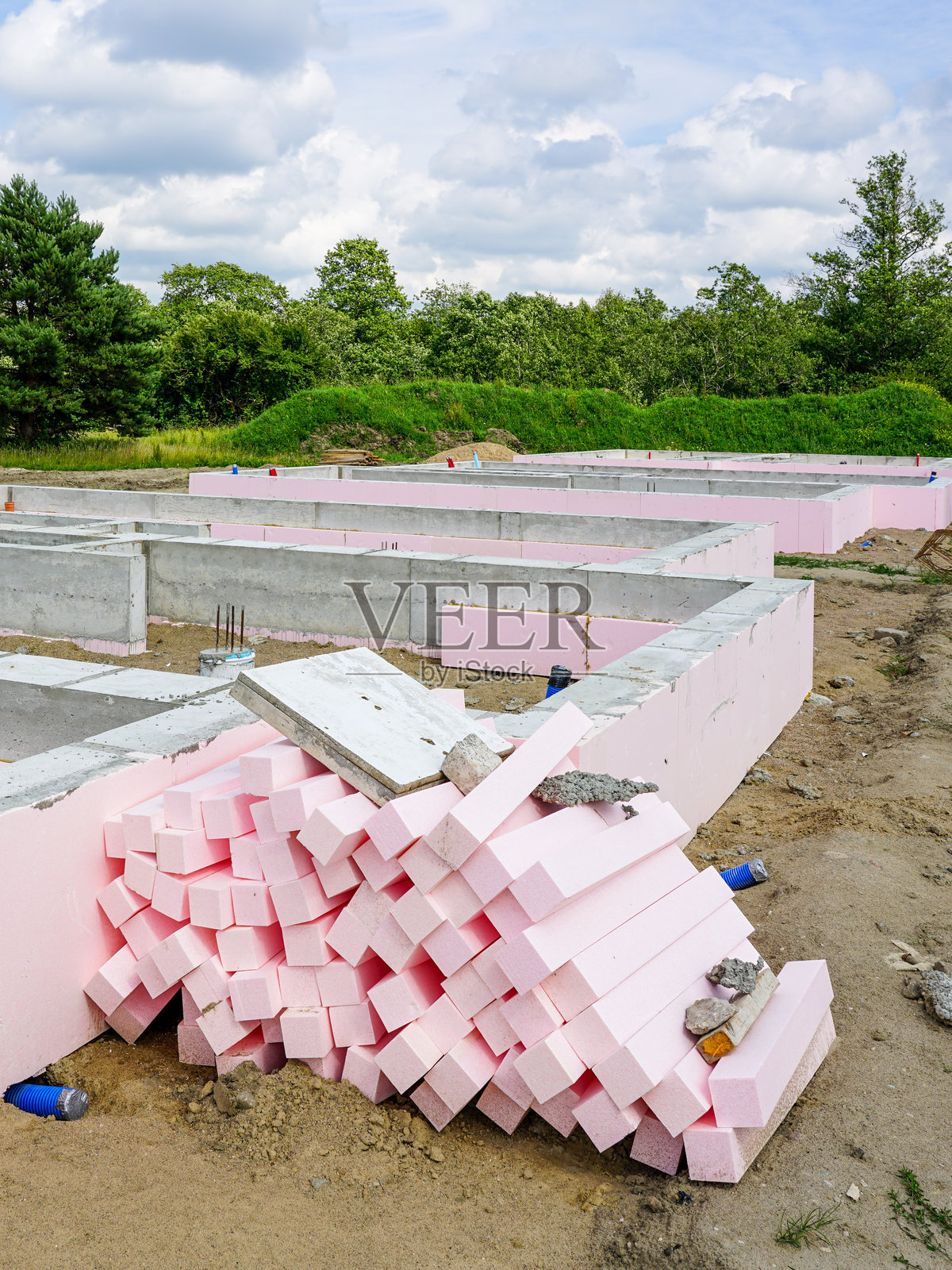 住宅房屋混凝土基础周围的聚苯乙烯板热绝缘照片摄影图片