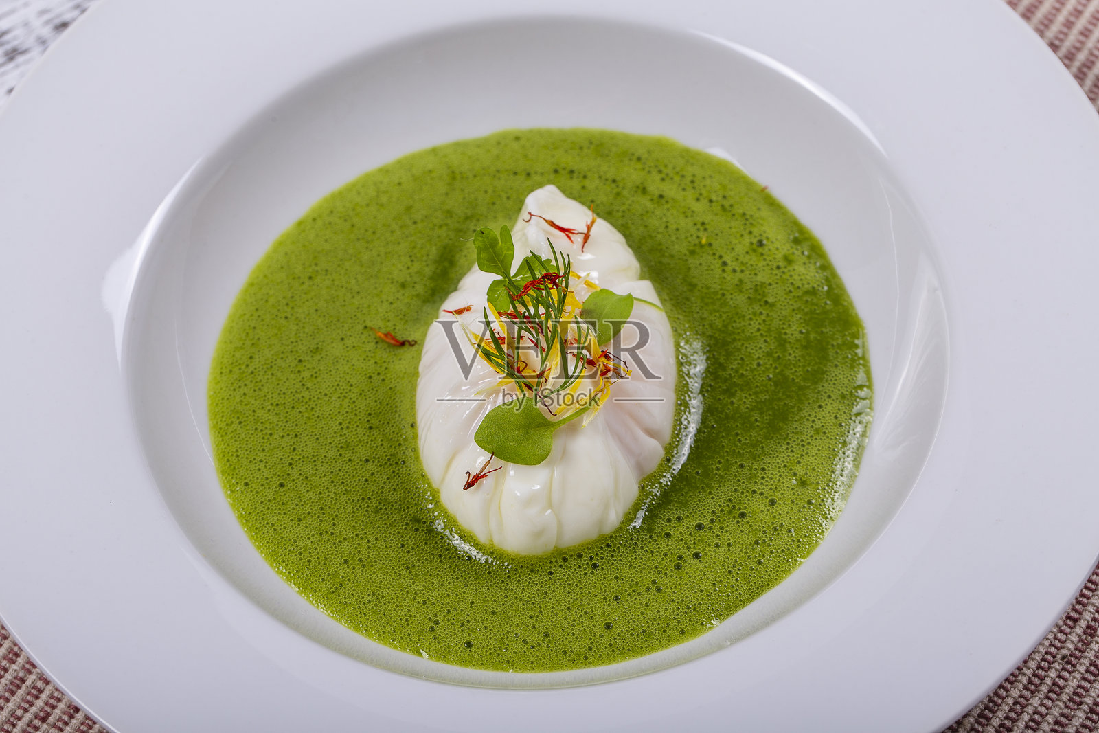 使用当地食材烹饪 - 水煮蛋与绿色健康酱汁照片摄影图片