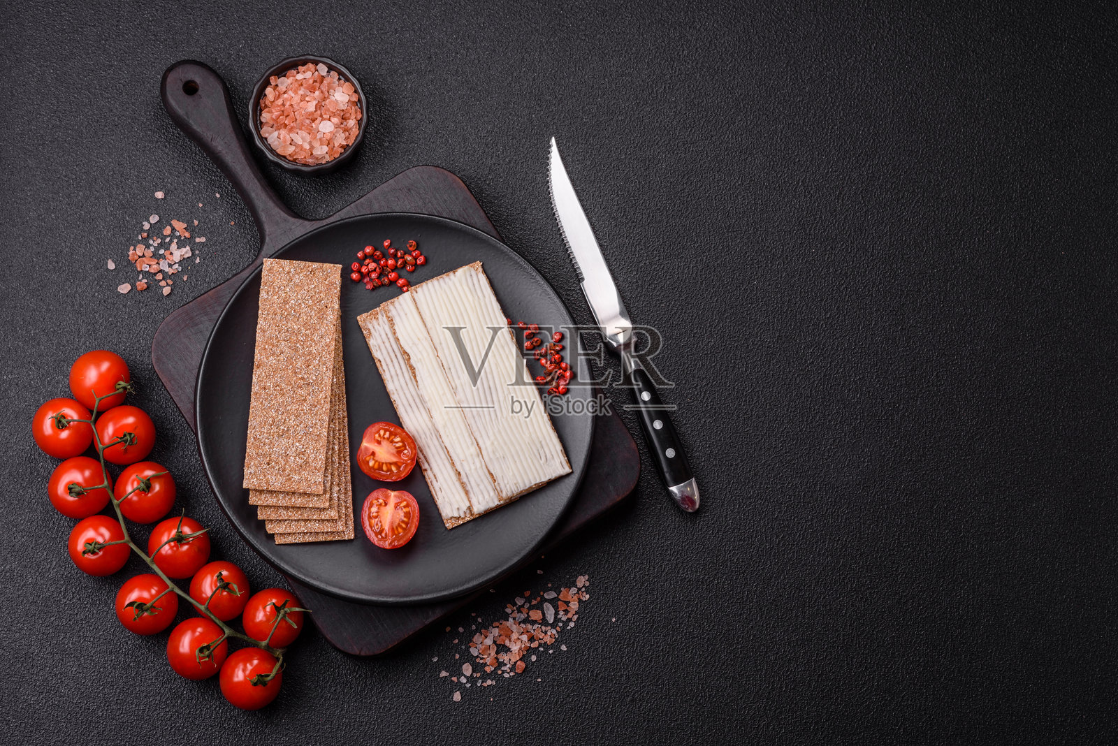 矩形全谷物脆面包配奶油奶酪照片摄影图片