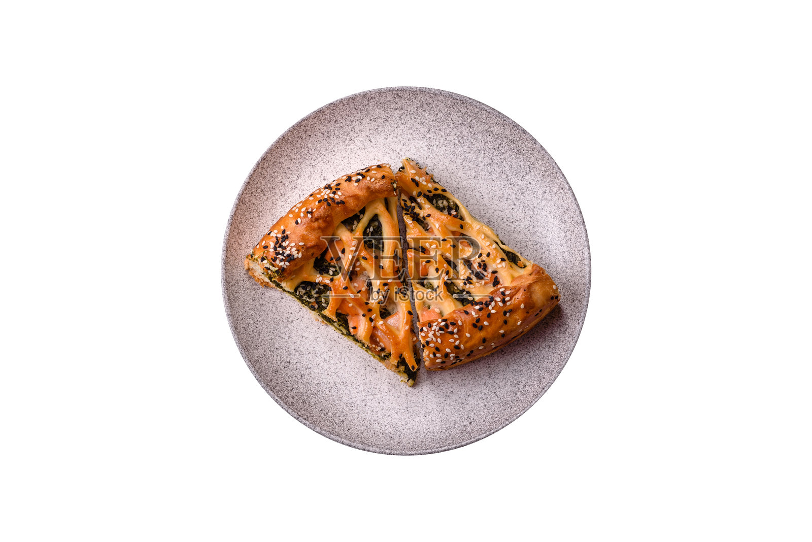 三文鱼、菠菜或西兰花、盐和香料的咸派切片照片摄影图片