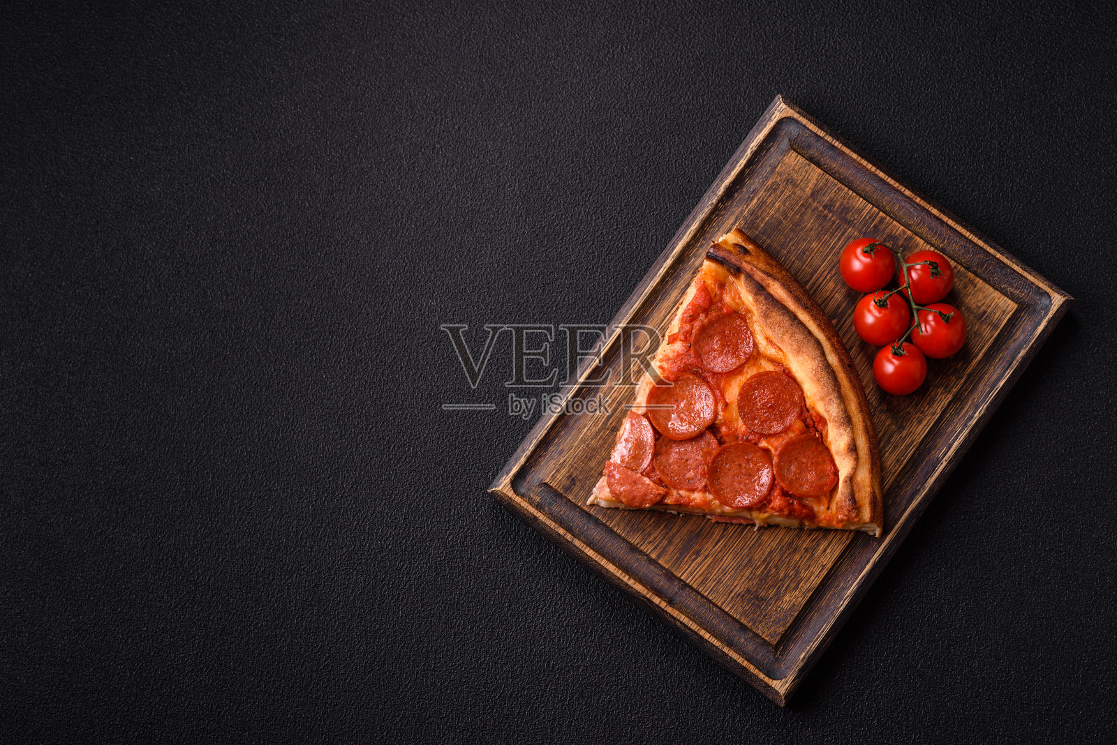 意大利香肠披萨，配有香肠、马苏里拉、西红柿、盐和香料照片摄影图片