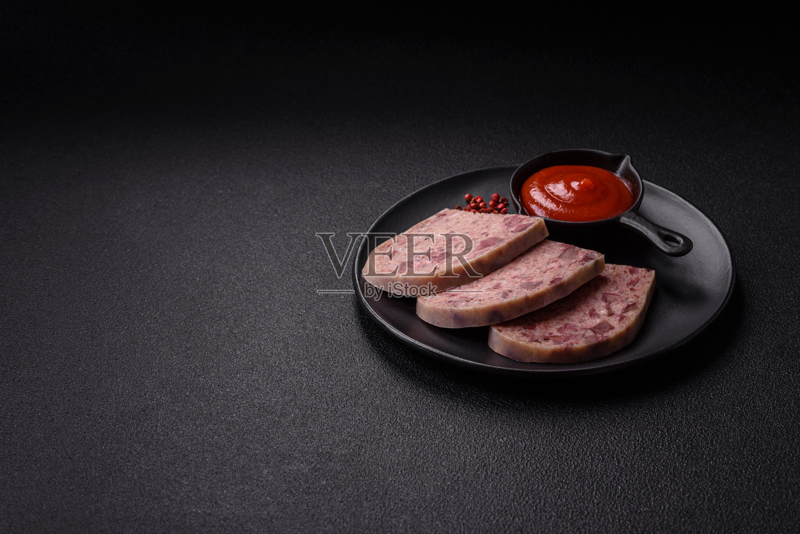 自制的猪头肉配盐、香料、草药和蔬菜照片摄影图片