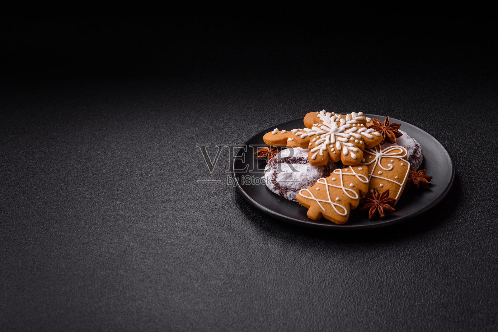 圣诞节自制姜饼、饼干和装饰元素照片摄影图片