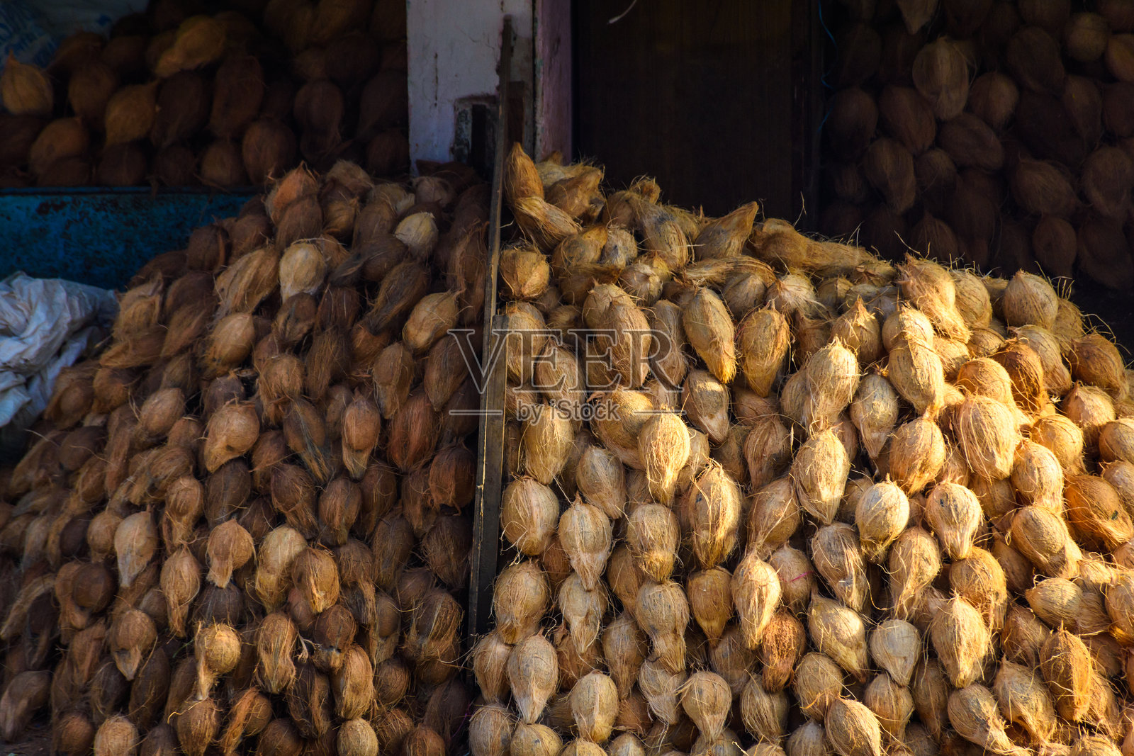 在印度班加罗尔的KR市场，忙碌的菠萝和其他水果摊贩在熙熙攘攘的市场中工作。照片摄影图片