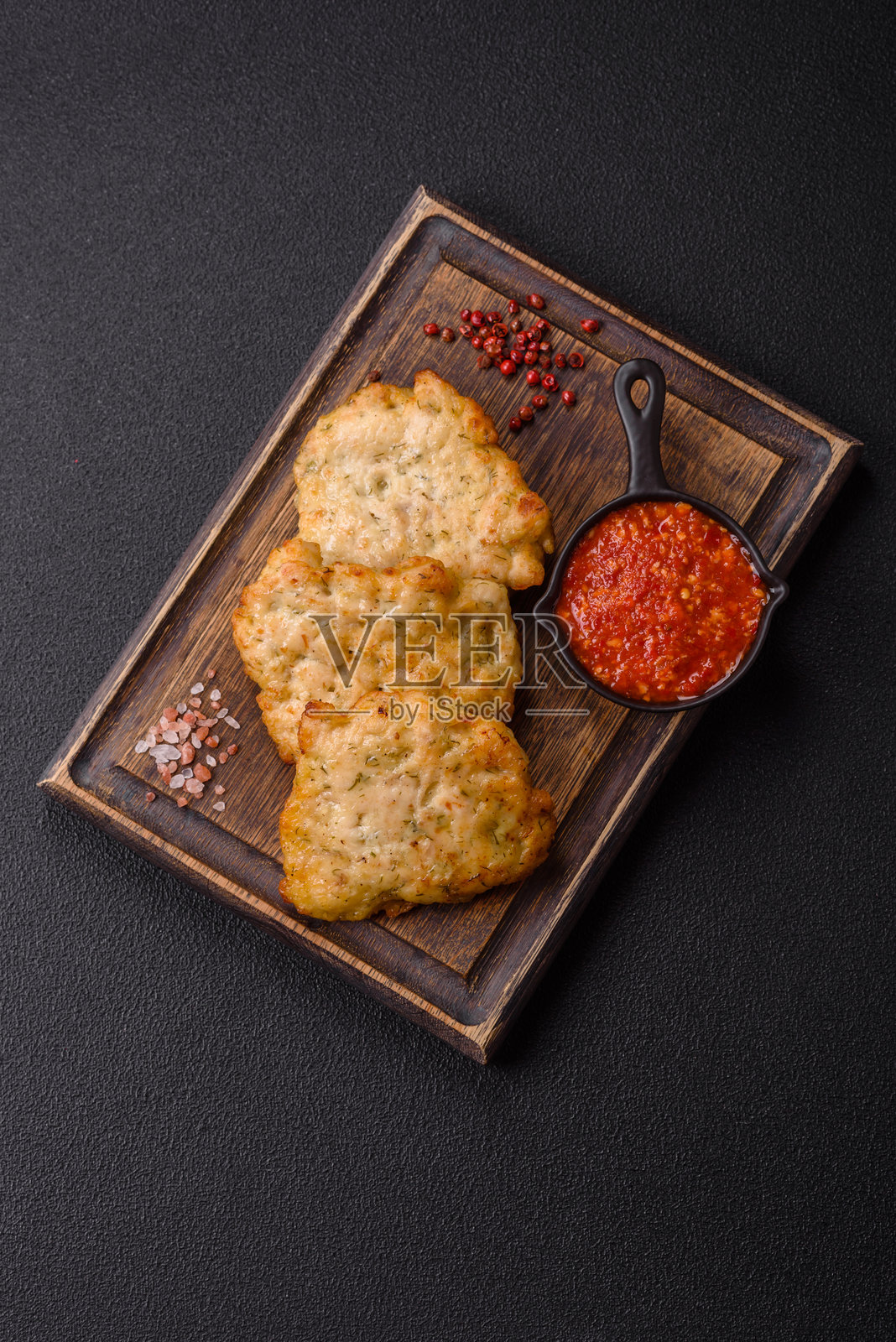 美味的炸猪肉或鸡肉排，撒上盐和香料照片摄影图片
