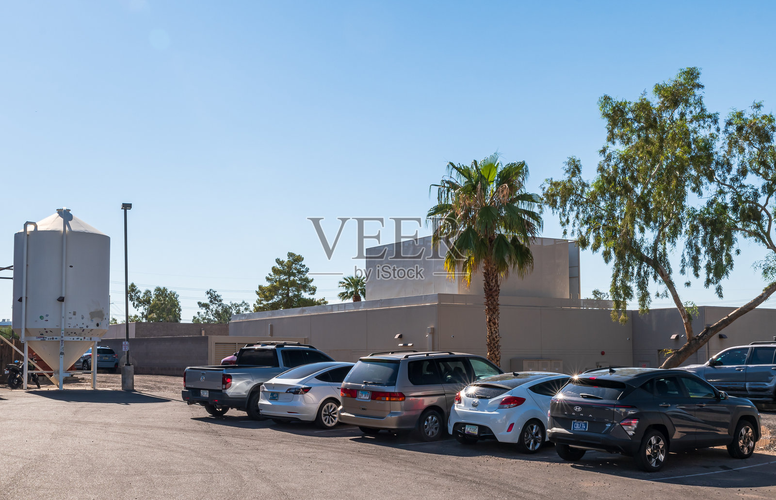 美国亚利桑那州坦佩市的停车场里停满了汽车照片摄影图片